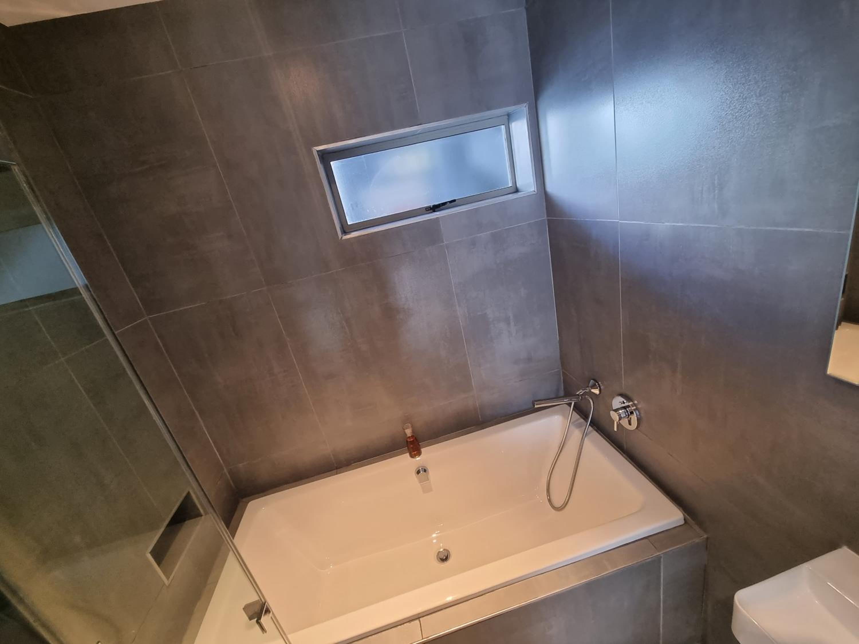 Luxury Suite with Balcony - Photo 7