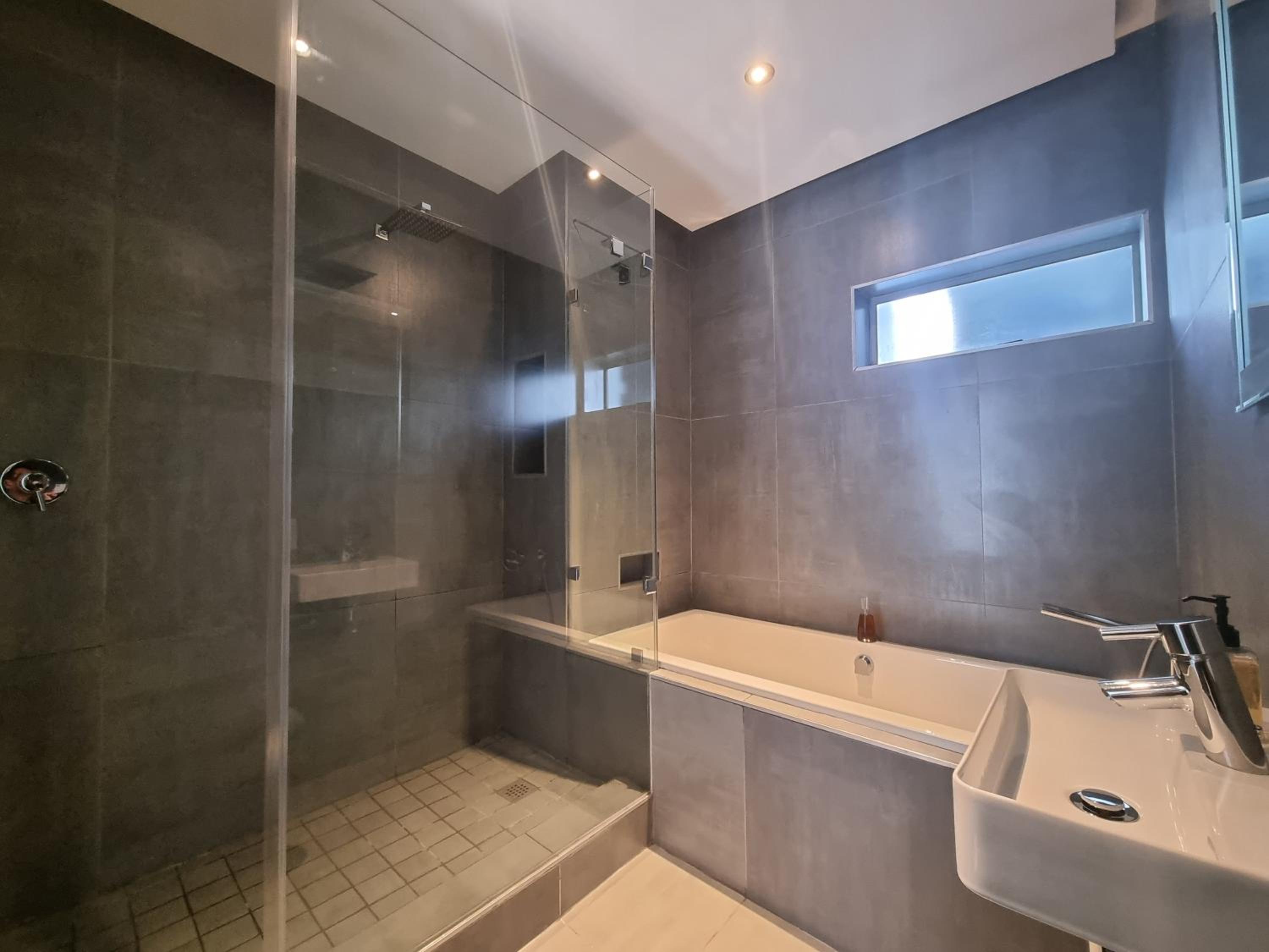 Luxury Suite with Balcony - Photo 5