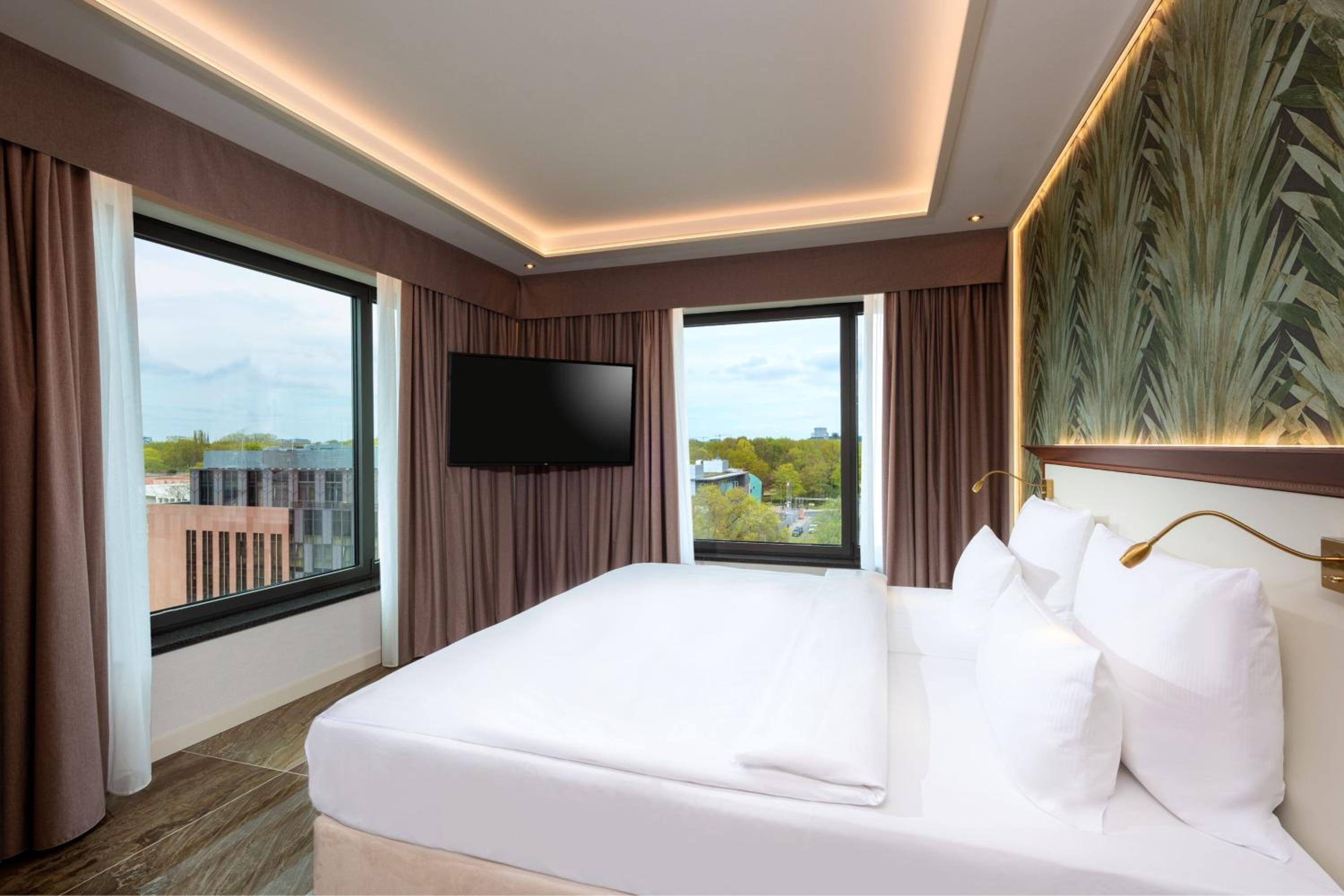 Executive Studio with King Size Bed thumbnail 5