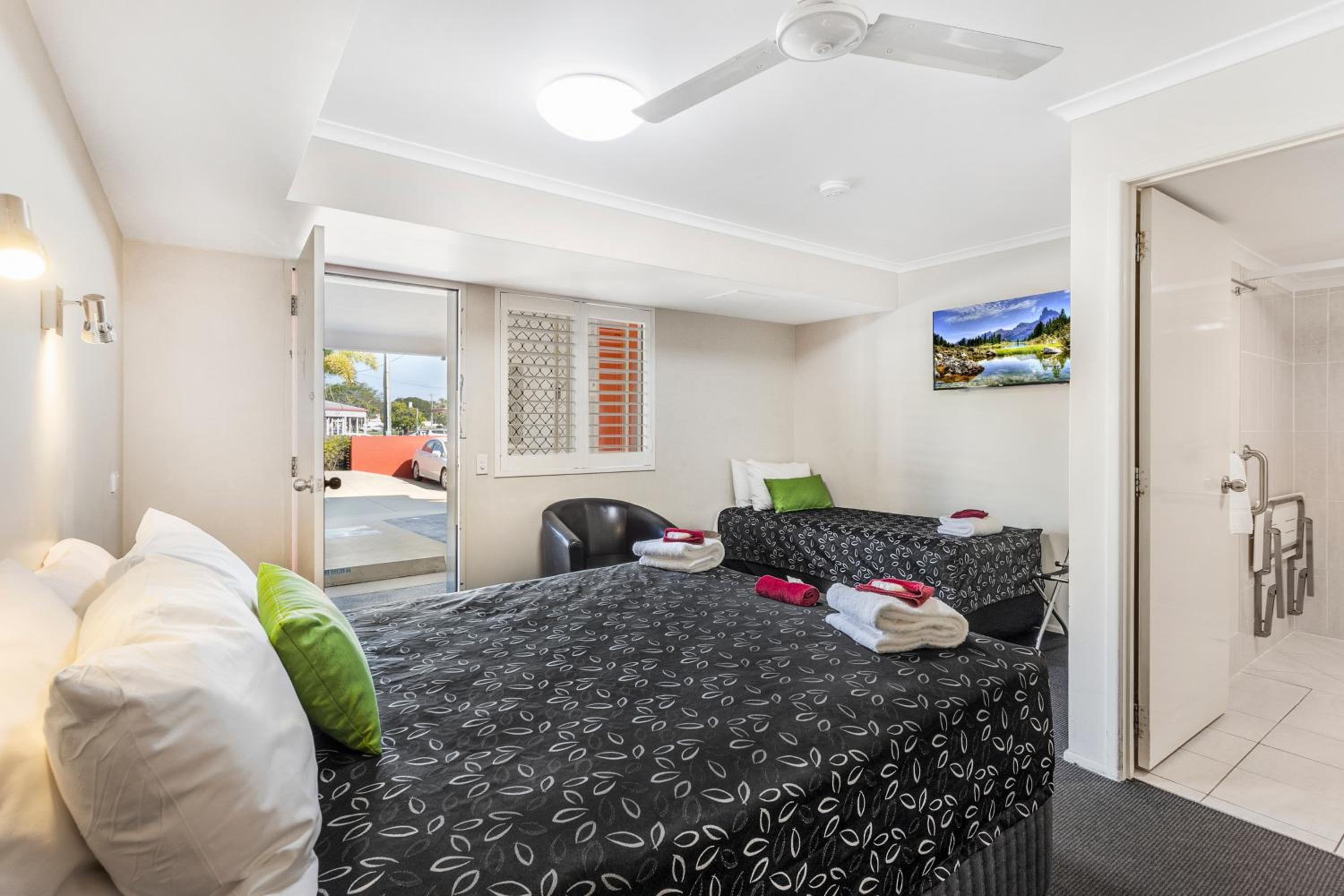 Twin Room - Disability Access photo 2