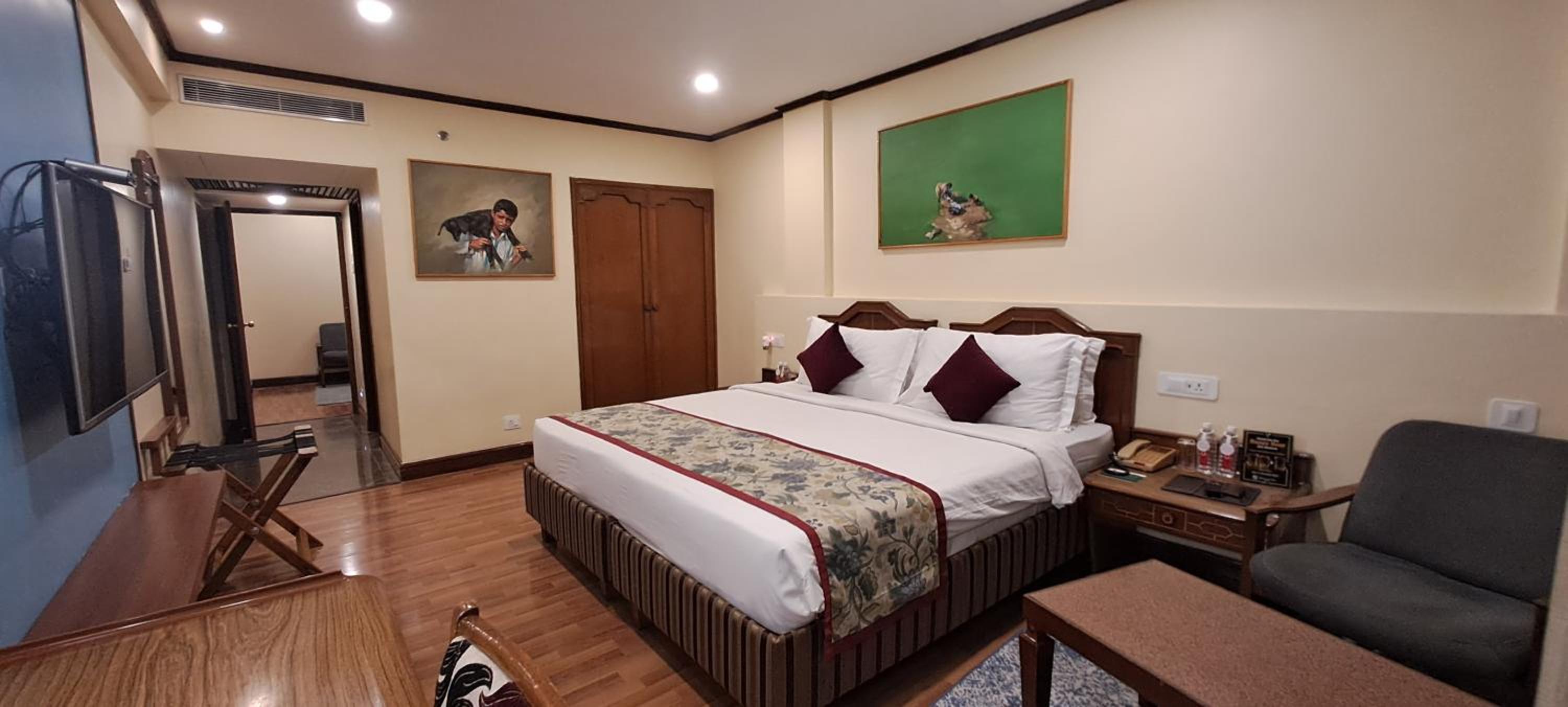 Executive Suite - Photo 4