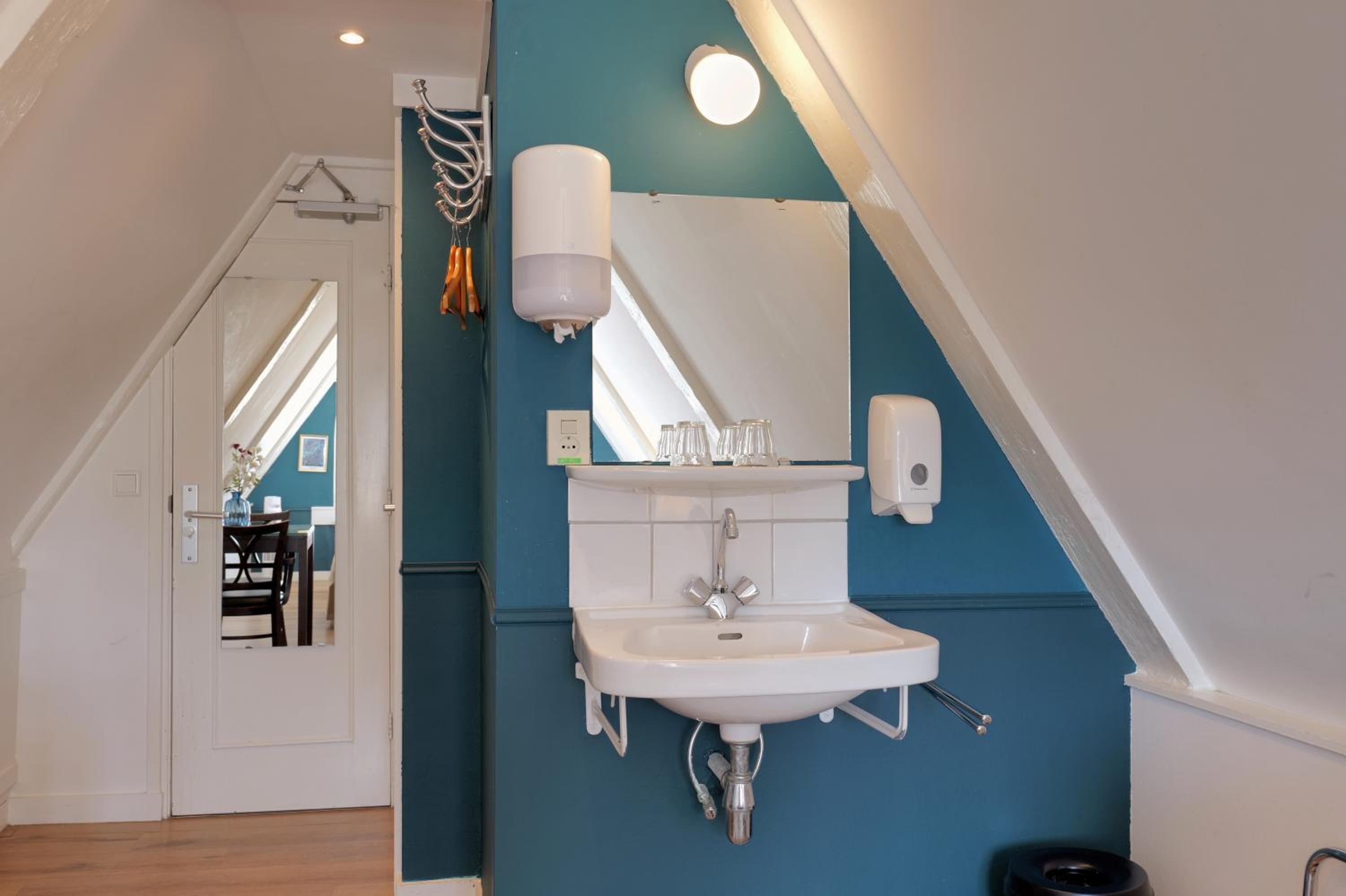 Twin Room thumbnail 5