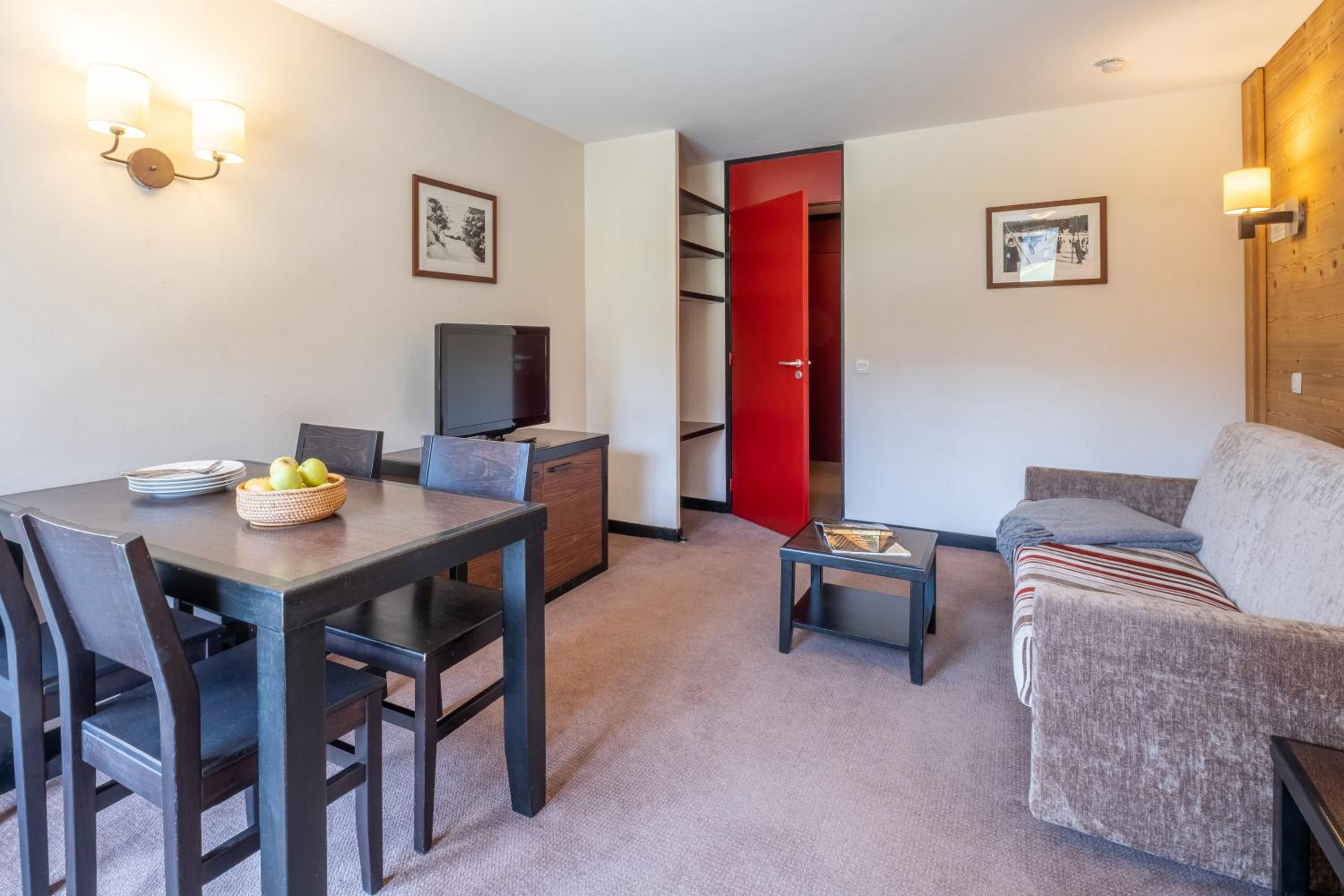 One-Bedroom Apartment with Mountain View (4 People) photo 3