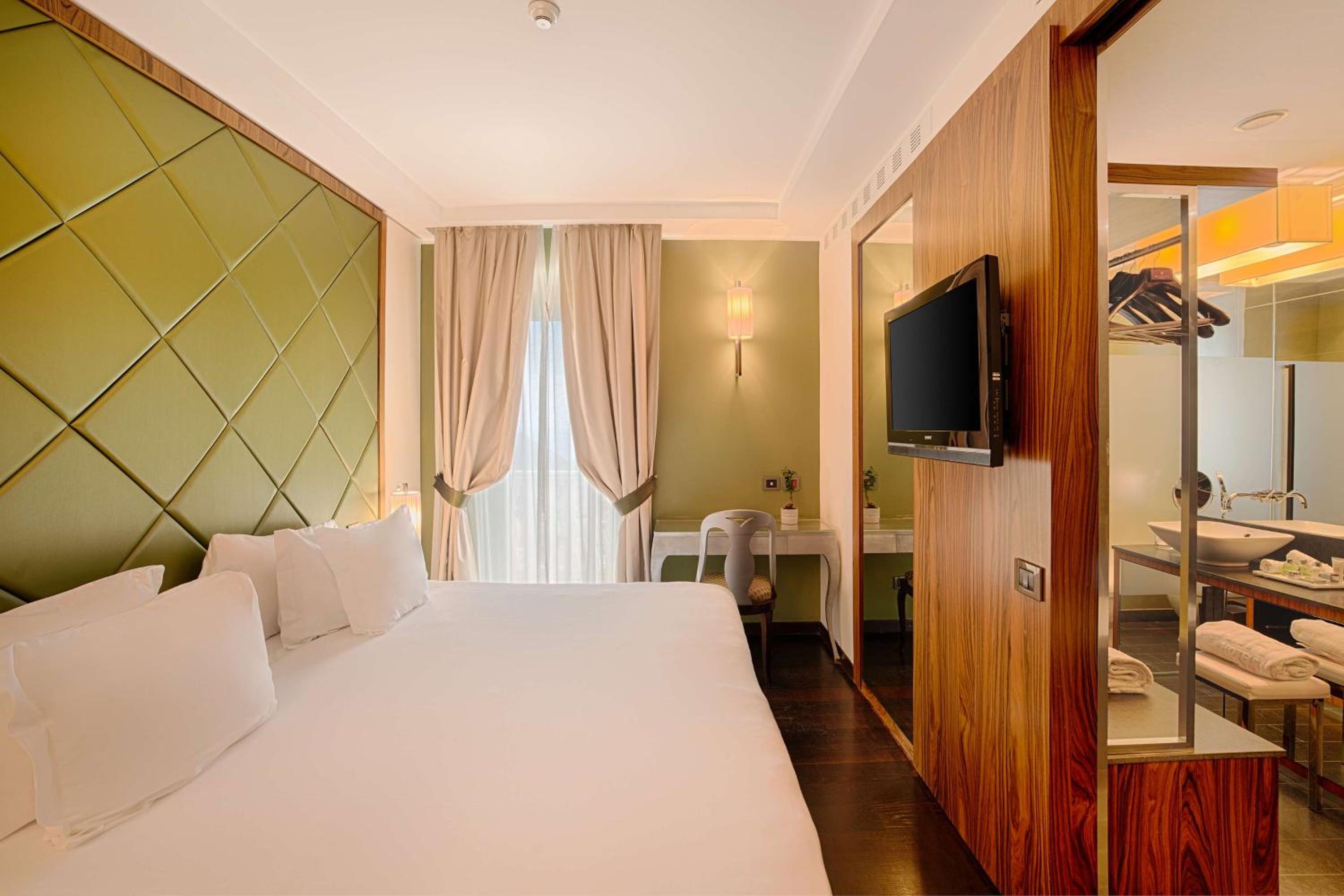 Superior Double or Twin Room with View - Photo 4