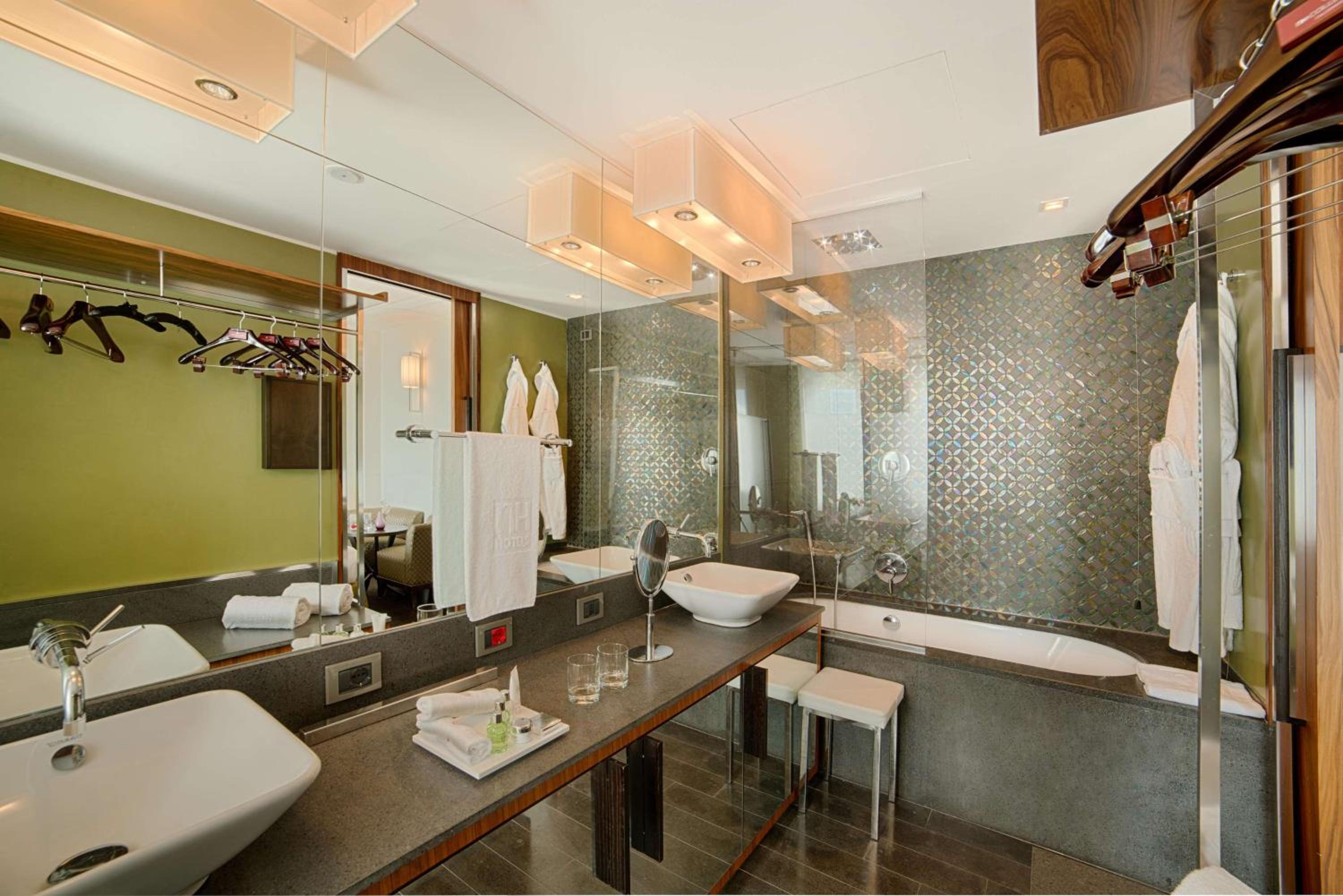 Superior Double or Twin Room with View - Photo 2