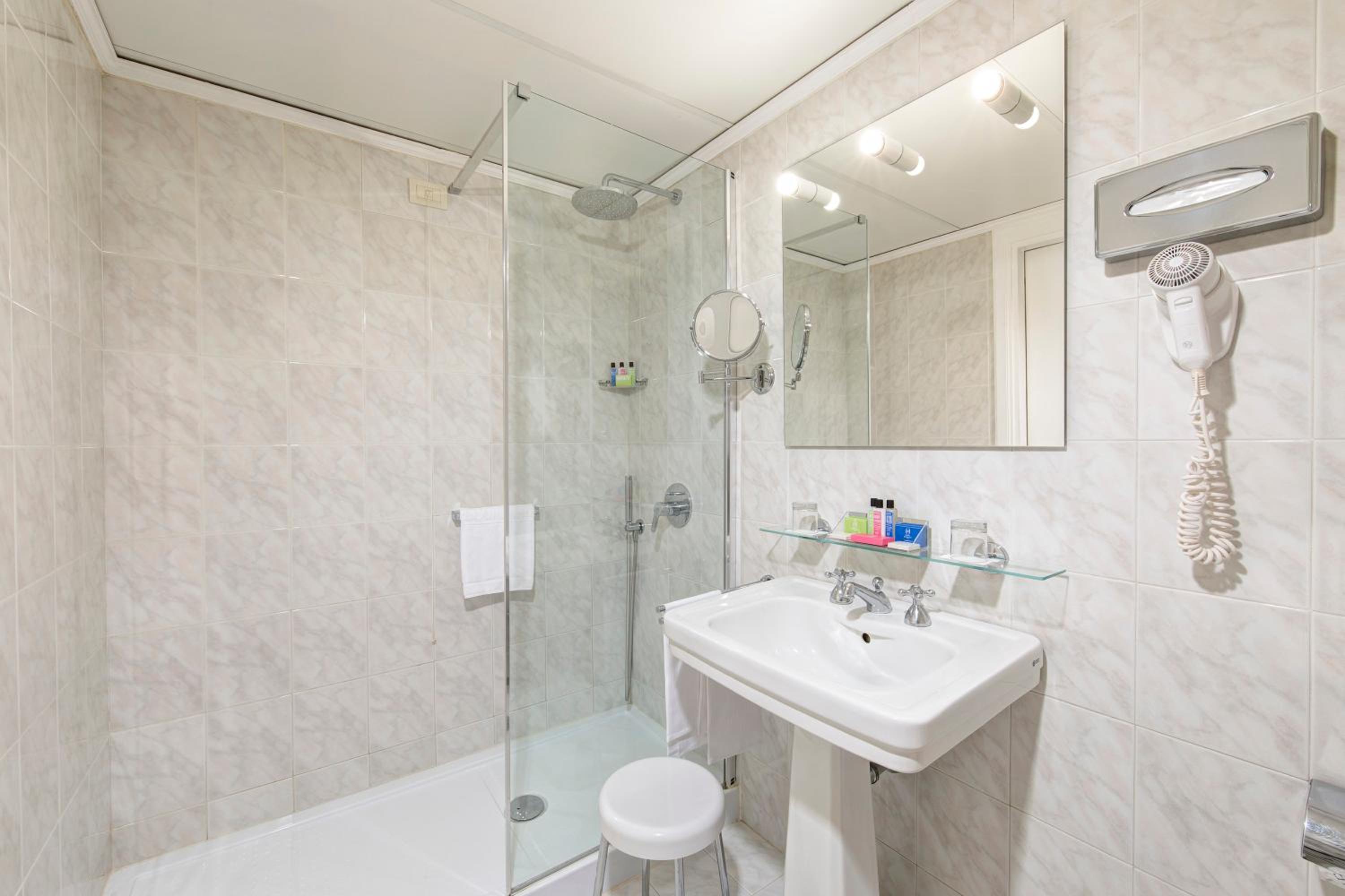 Standard Double or Twin Room - Photo 6