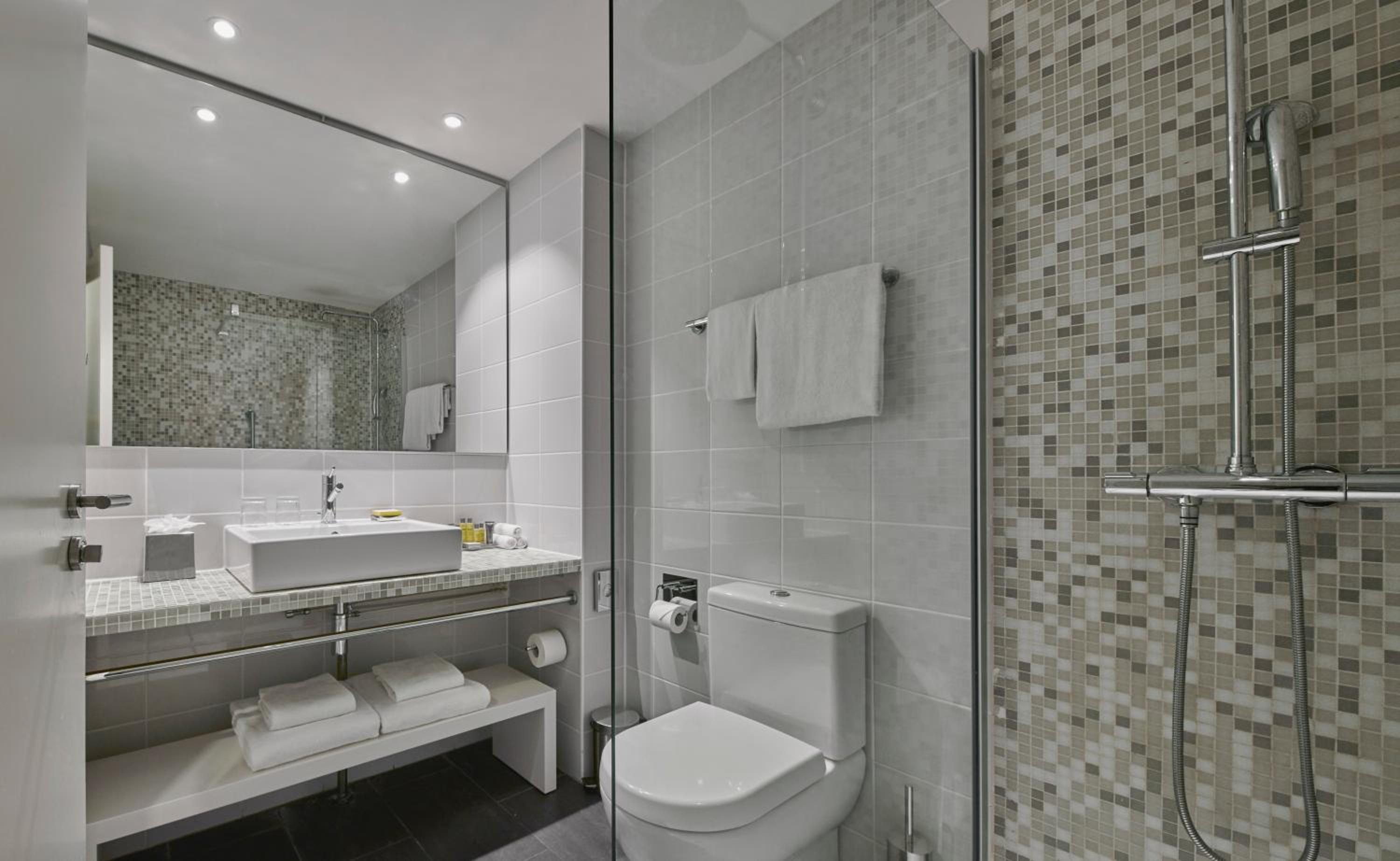 Deluxe Room, Guest room, 1 King - Photo 4