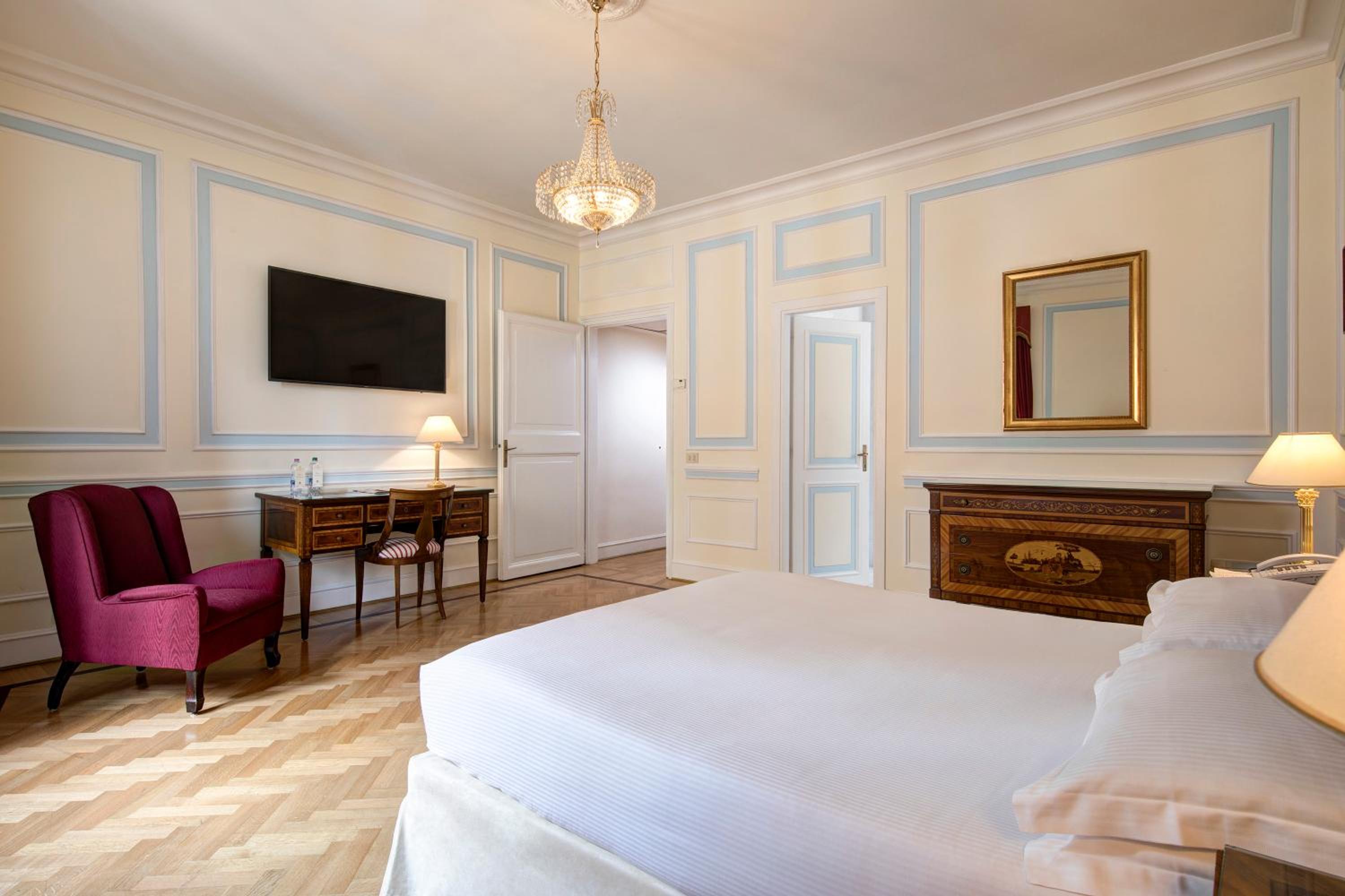 Superior Double or Twin Room thumbnail 6