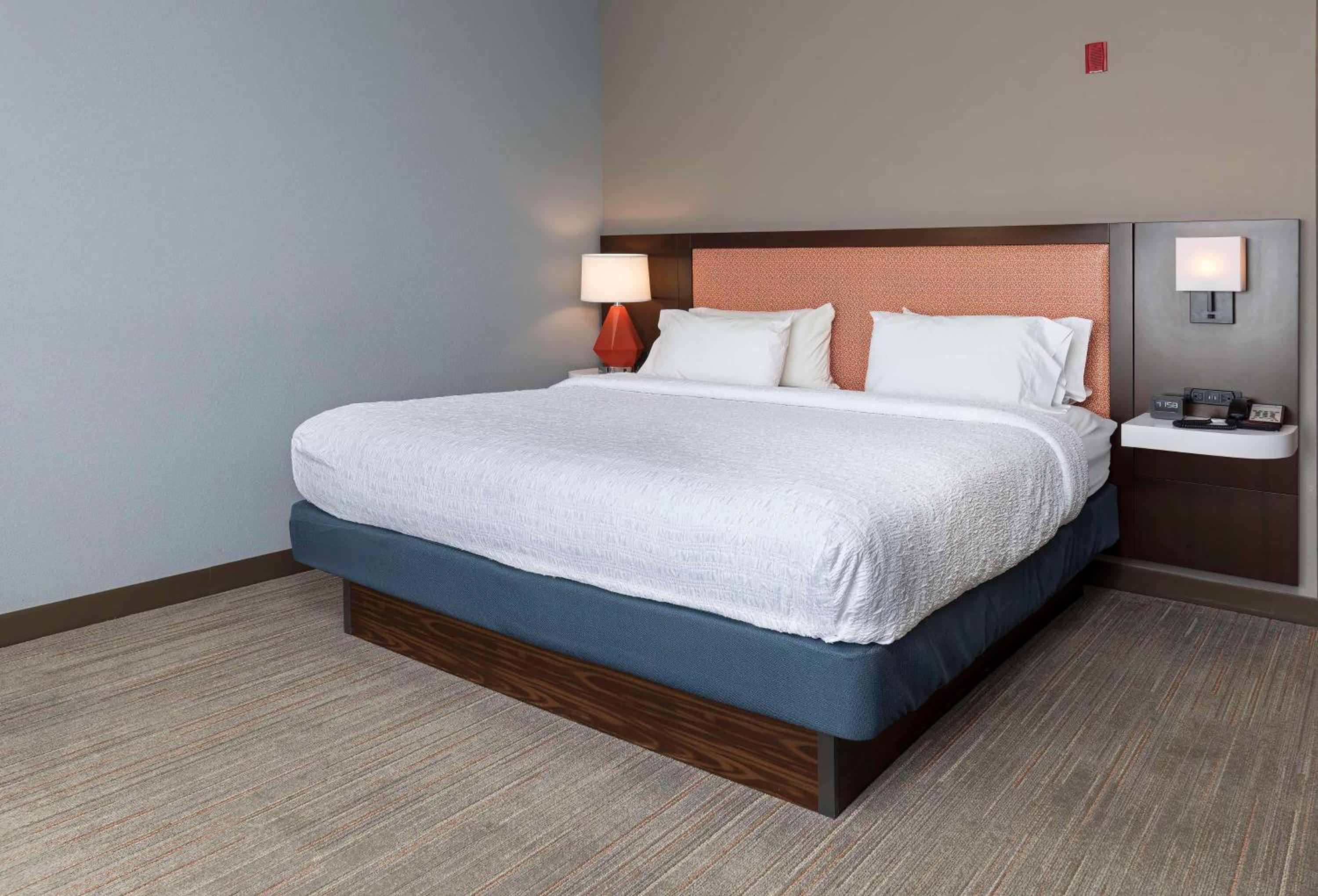 King Room with King Bed - Non-Smoking - Photo 3