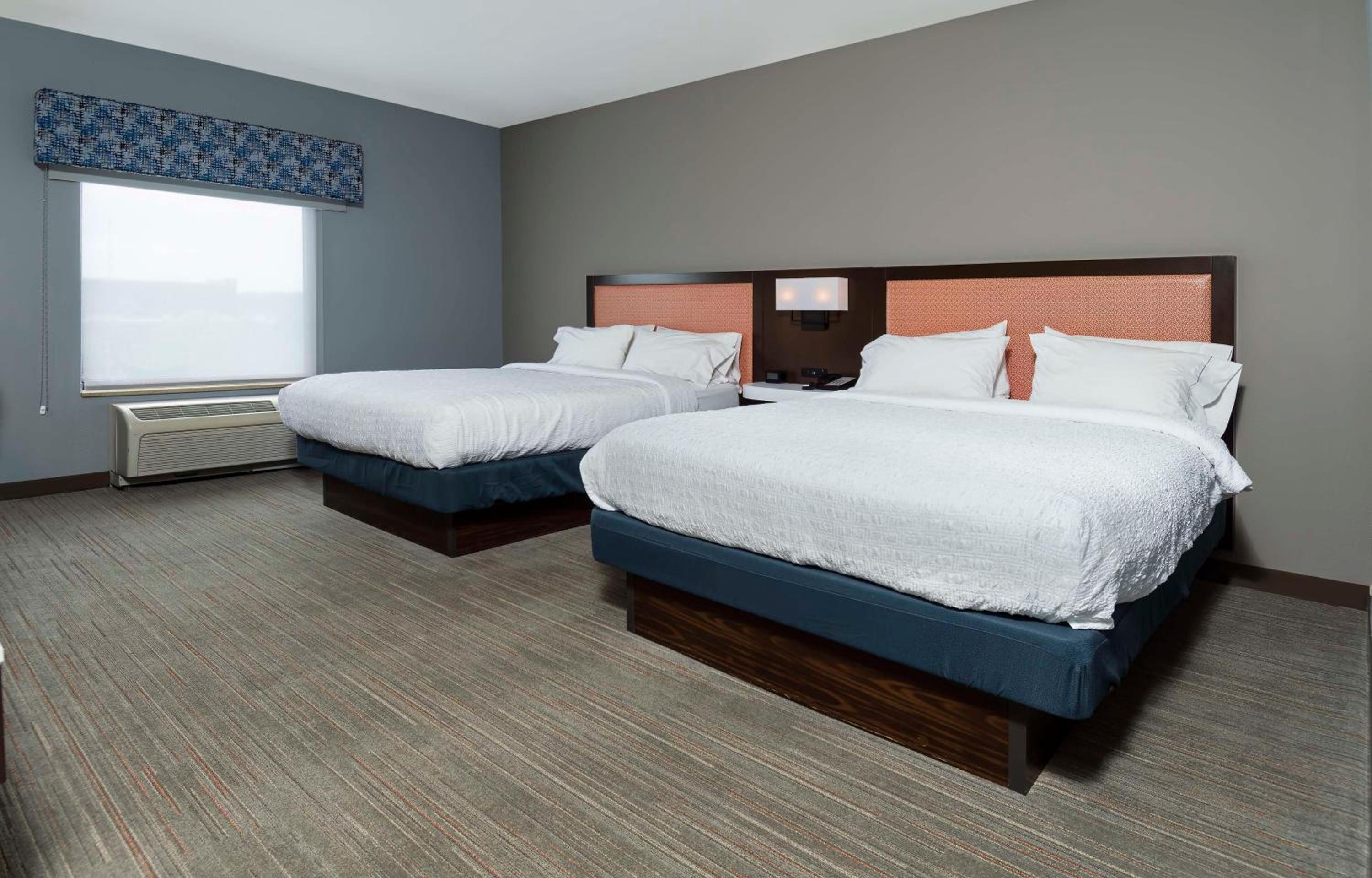 Room with Two Queen Beds - Non-Smoking - Photo 3