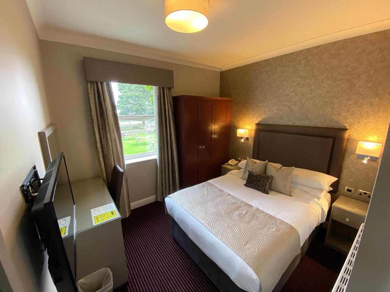 Small Double Room with Bath - Photo 1
