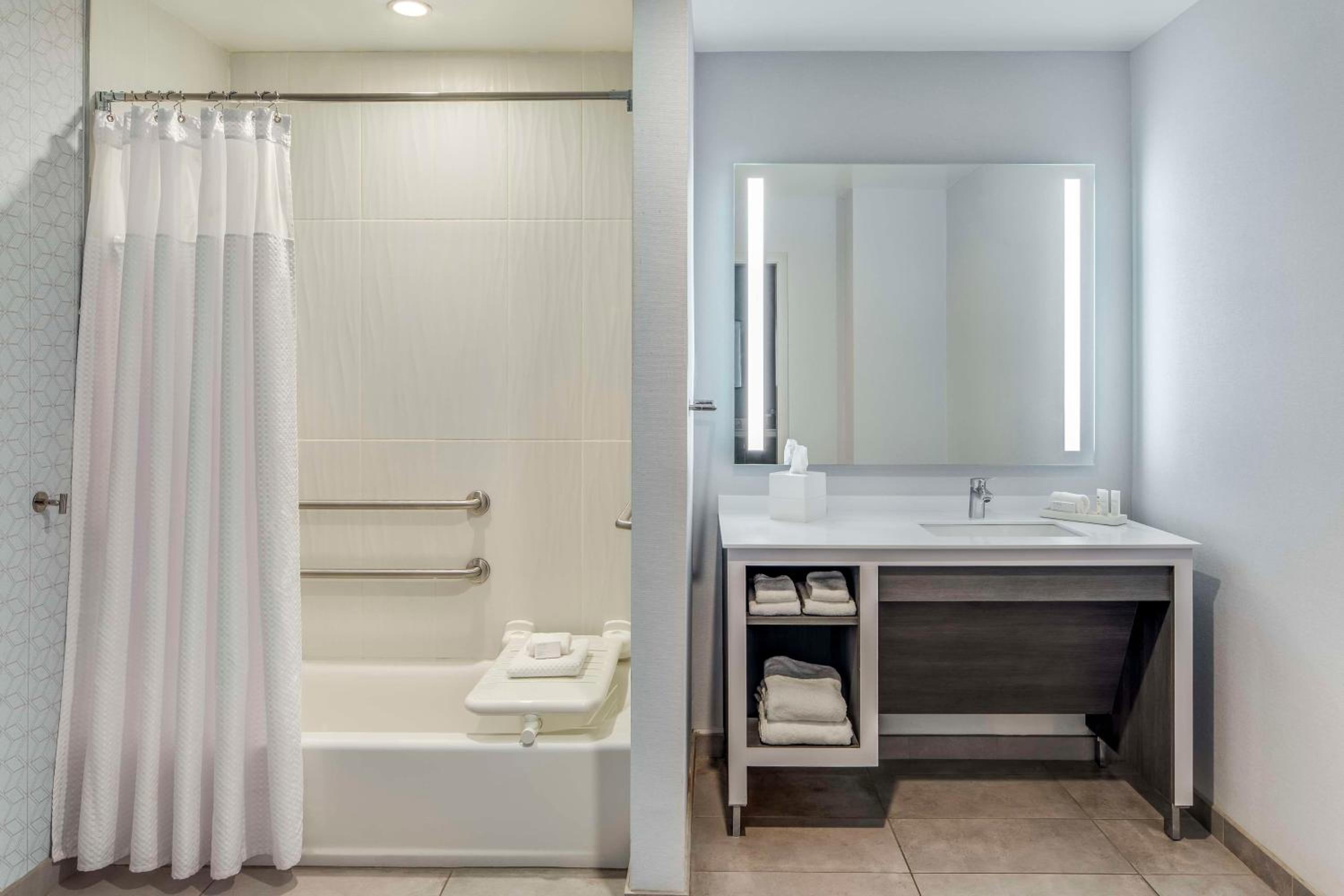 King Studio Suite with Bath Tub - Mobility/Hearing Access - Photo 2
