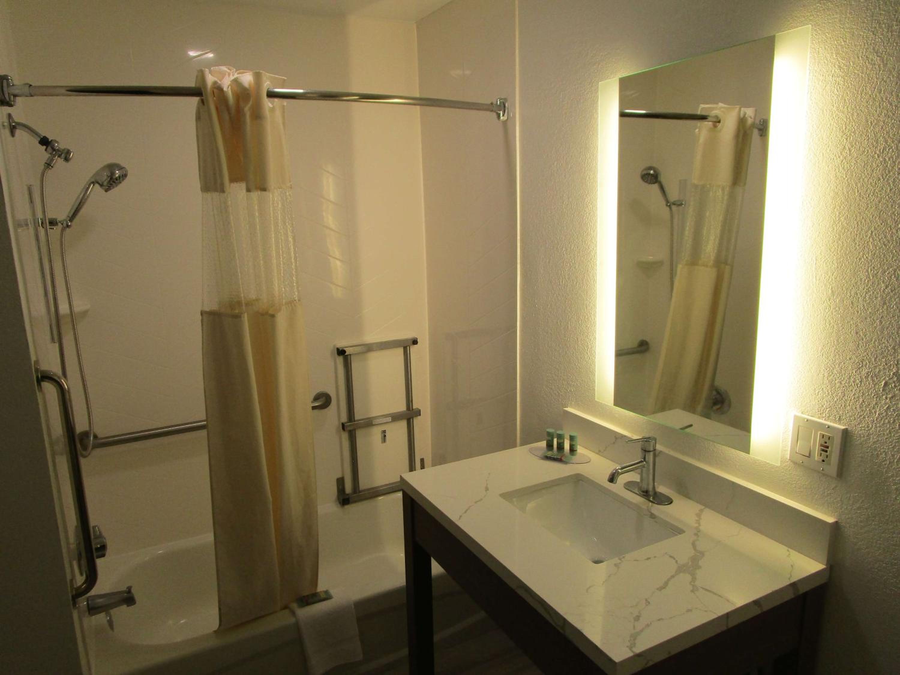Double Room with Two Double Beds and Bath Tub - Disability Access/Non-Smoking - Photo 3