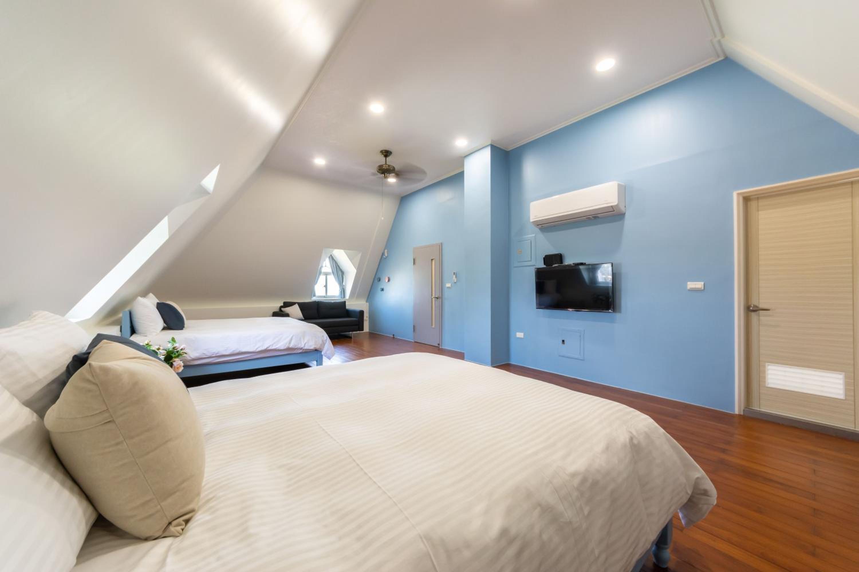 Quadruple Room with Private Bathroom photo 2