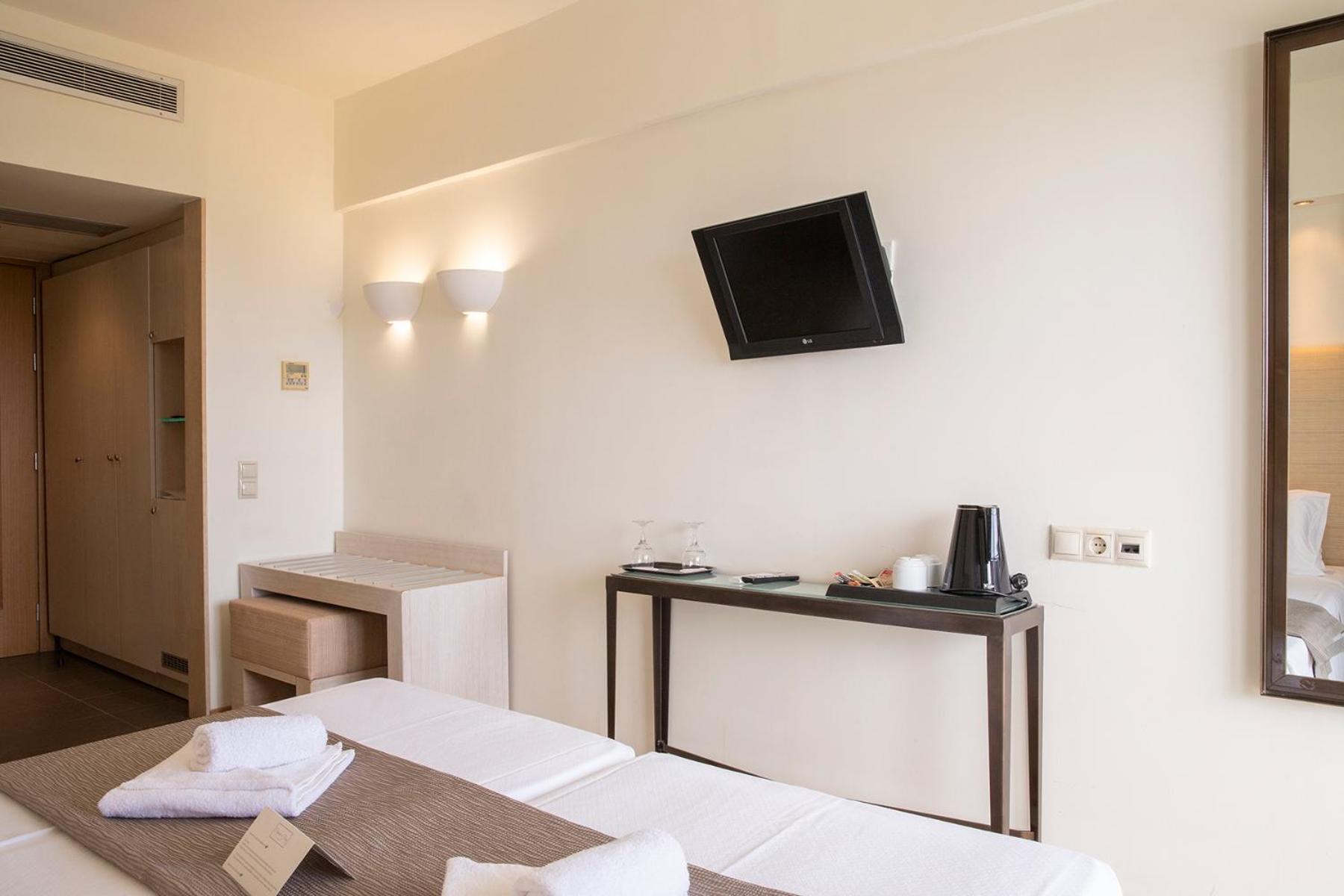 Double Room with Mountain View - Photo 3