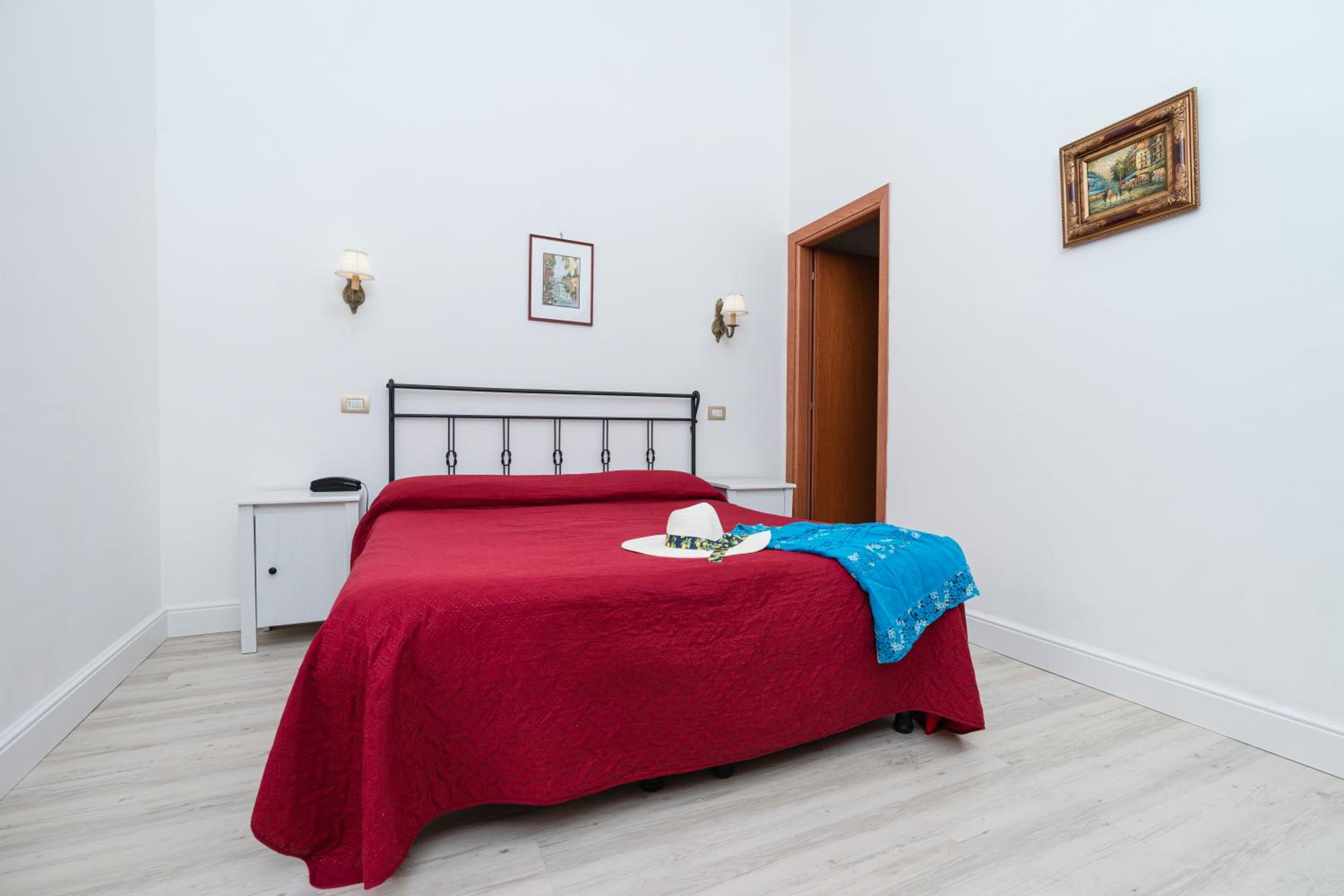 Double Room - Photo 17