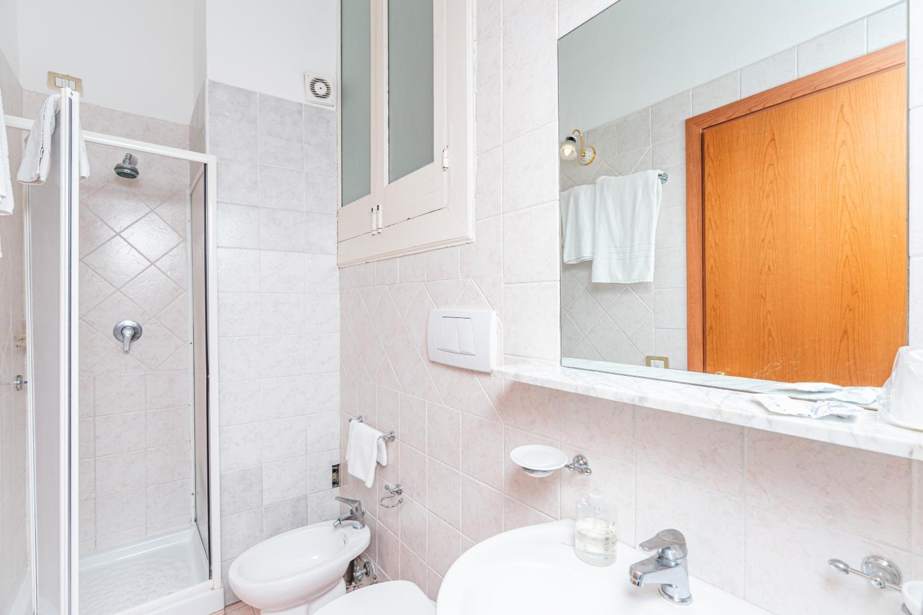 Double Room - Photo 16