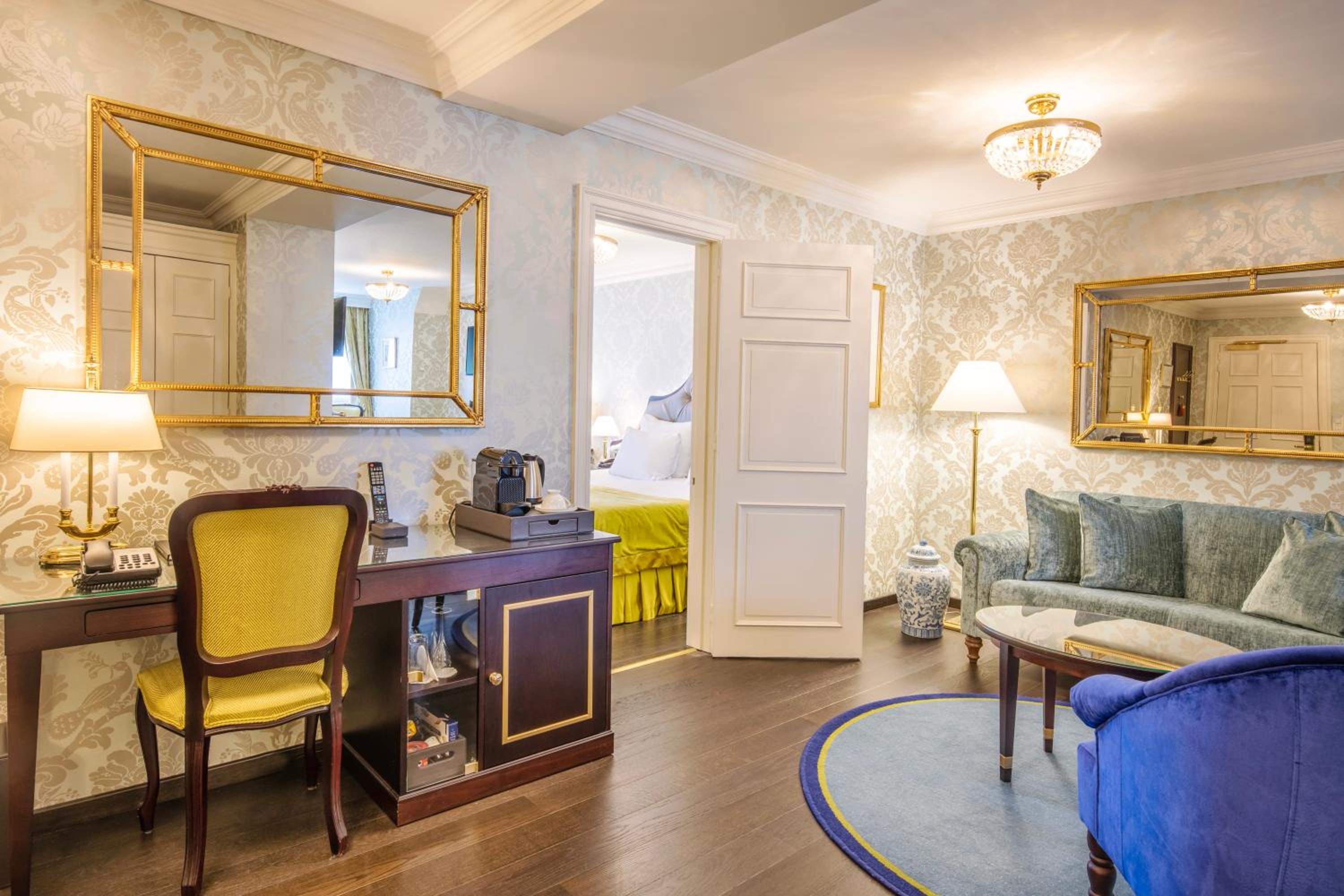 Suite - Photo 1