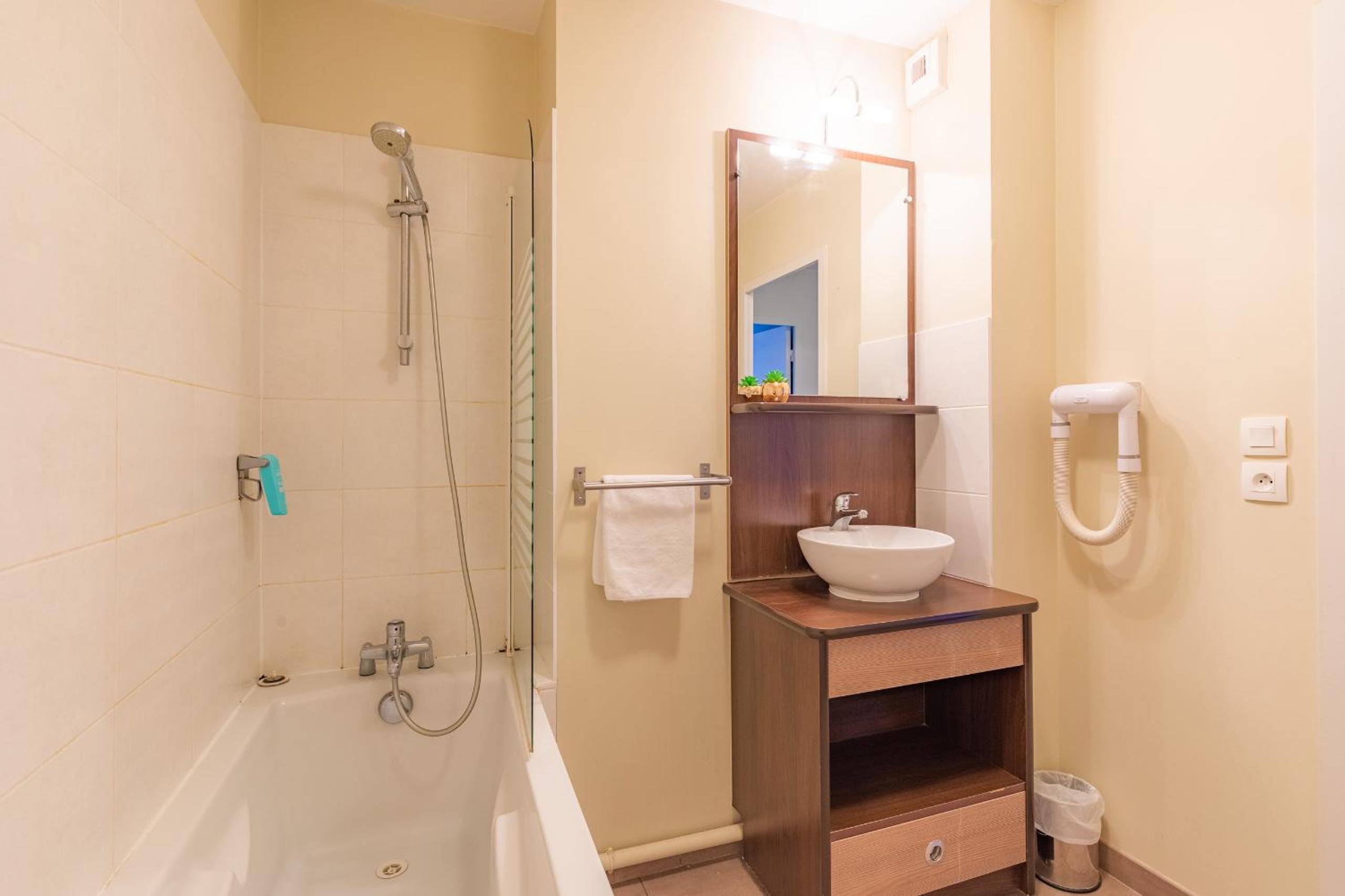 Large Apartment - Photo 6