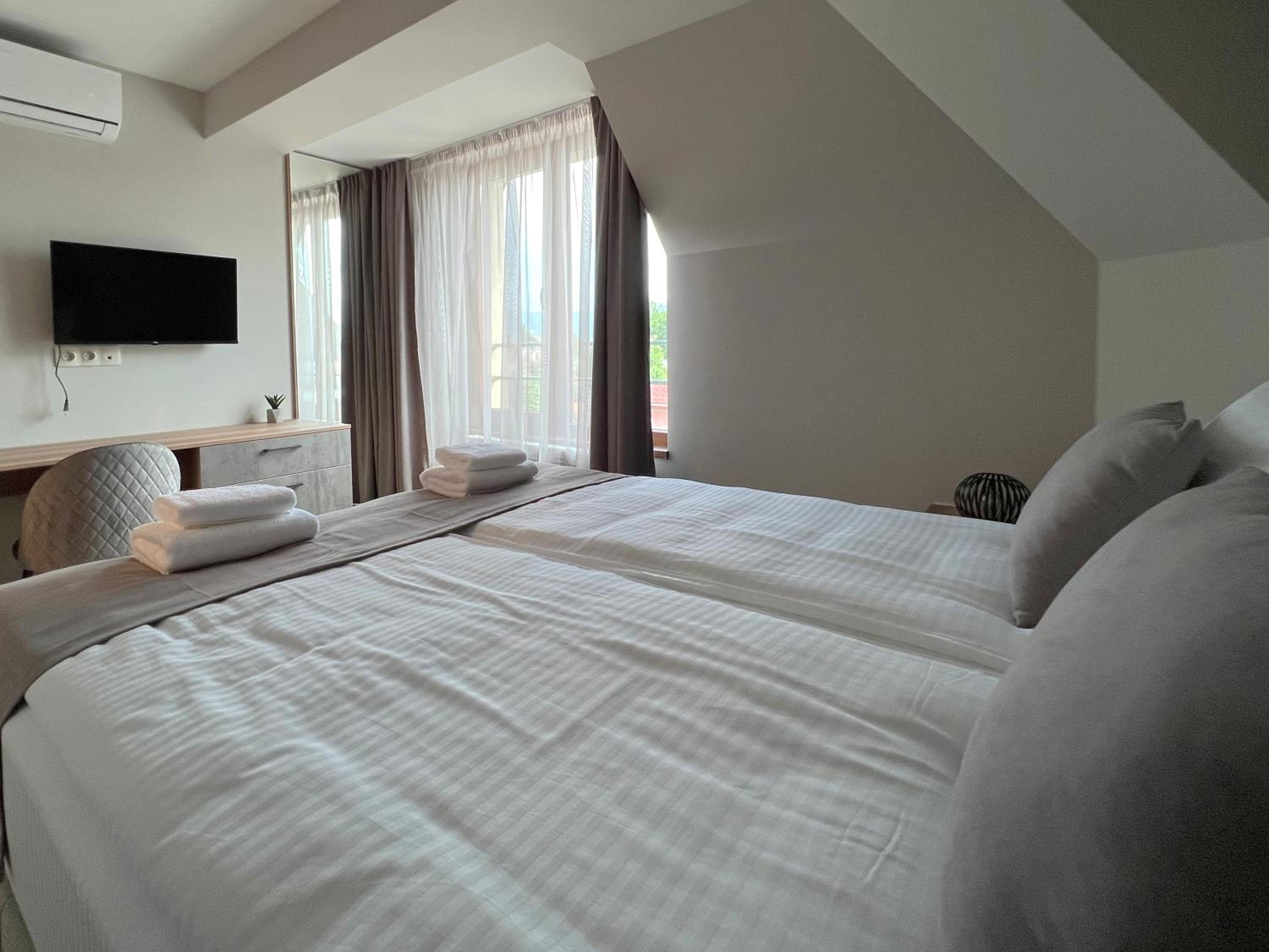 Deluxe Double Room with Shower photo 3