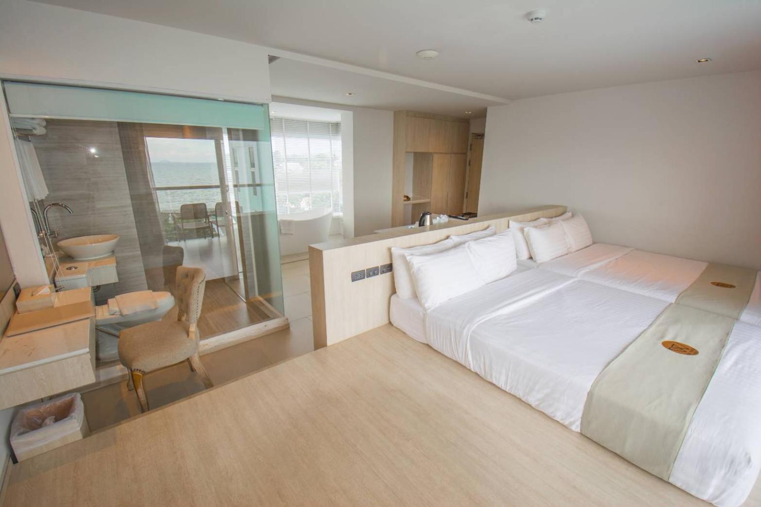 Corner Suite with Free shuttle bus to pattaya down town photo 3