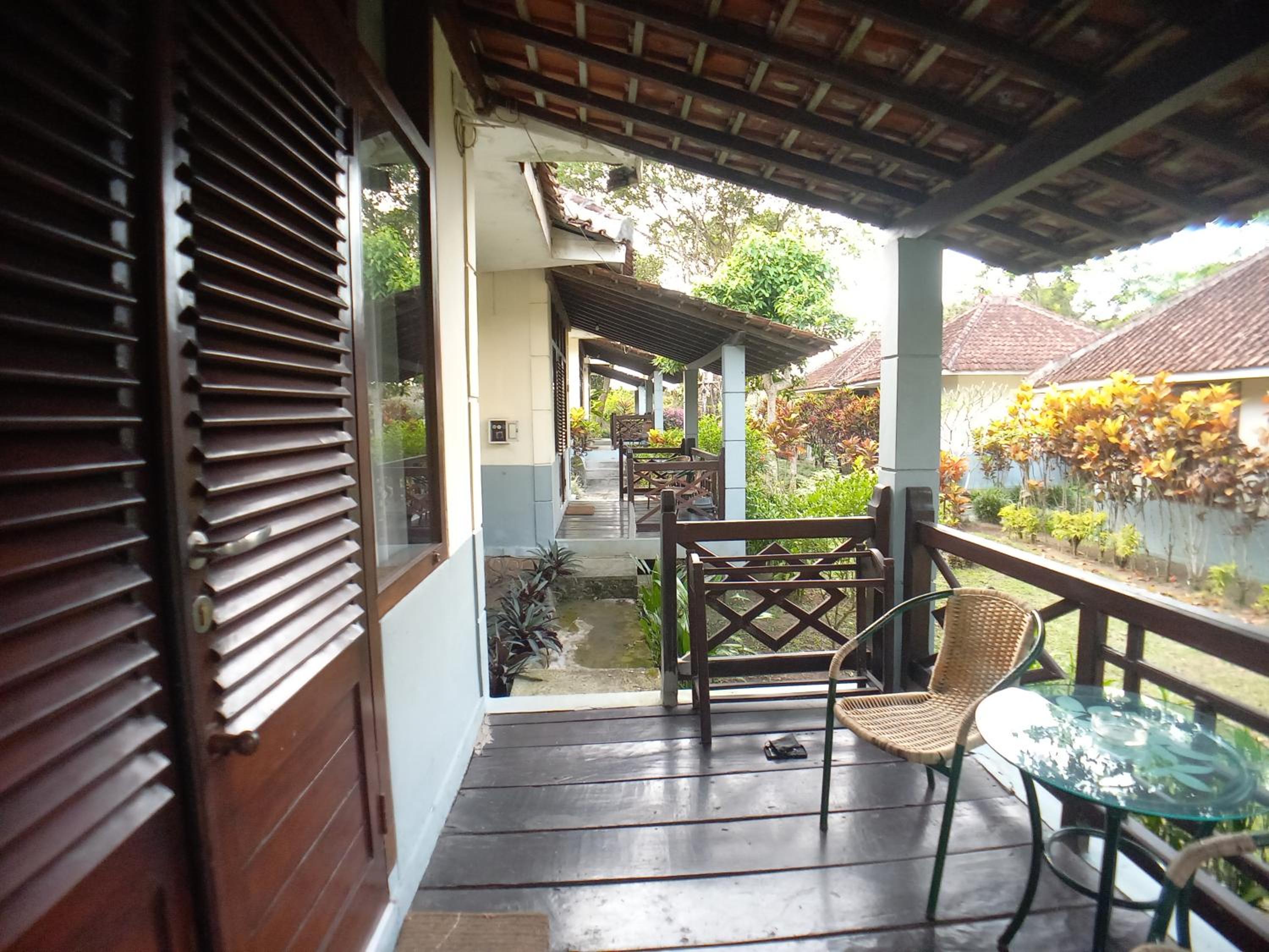 One-Bedroom Bungalow - Photo 2