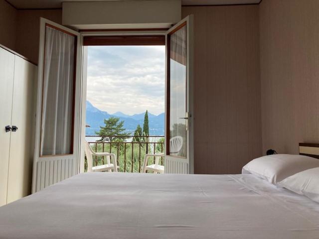 Double or Twin Room with Lake View - Photo 3