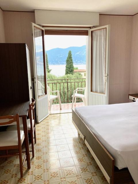 Double or Twin Room with Lake View - Photo 1