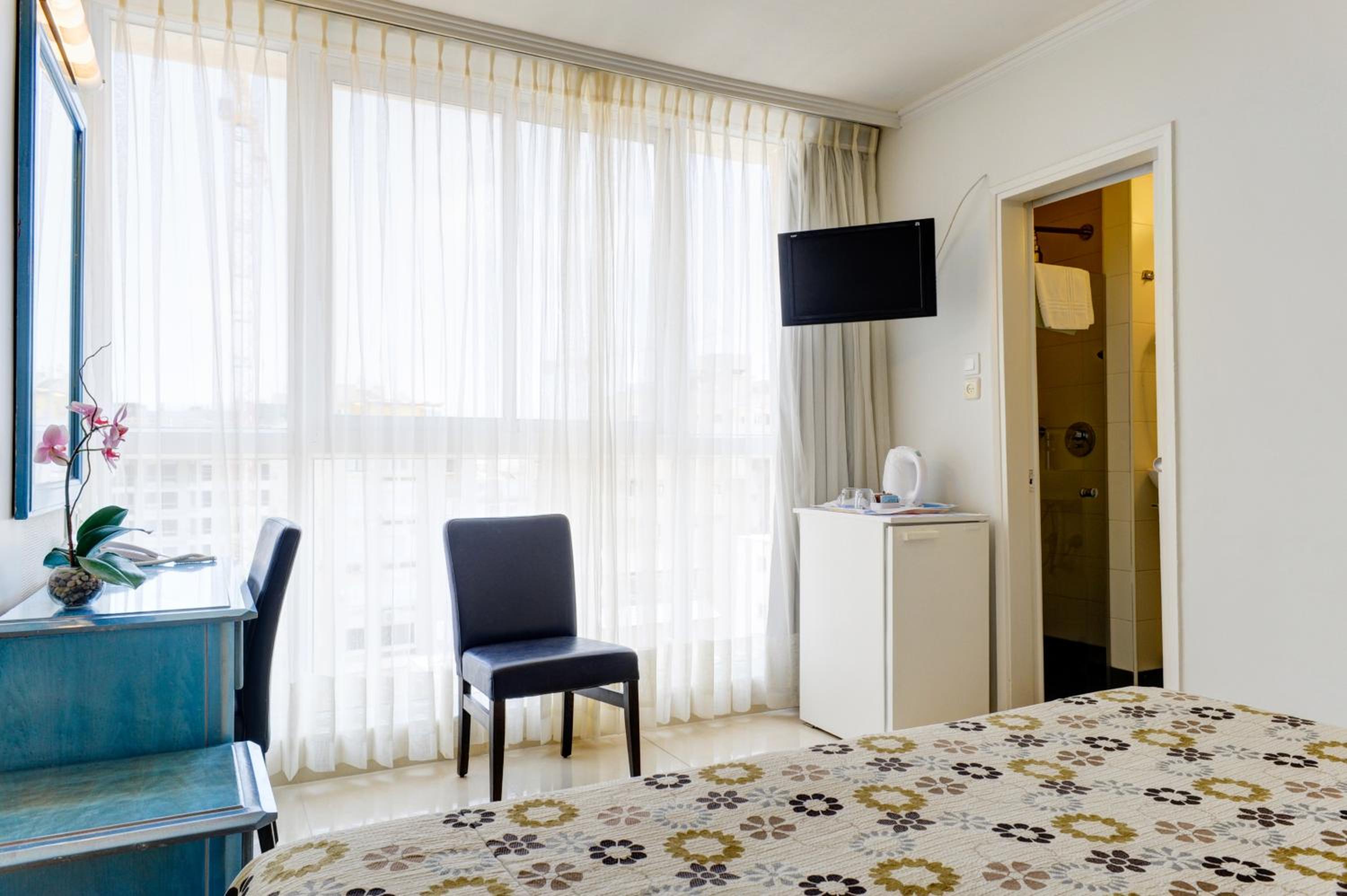 Standard Room with City View - Photo 2
