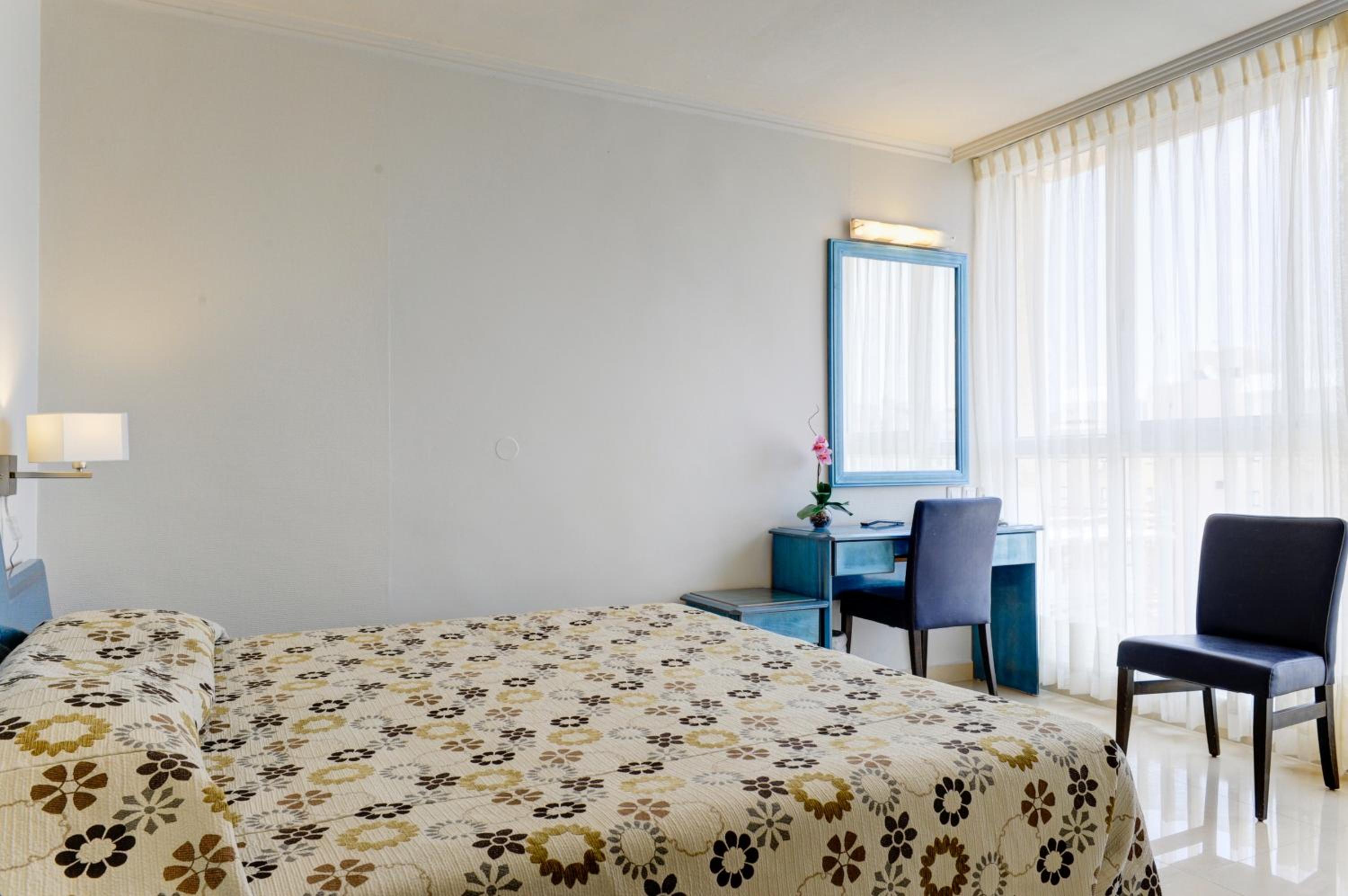 Standard Room with City View - Photo 4