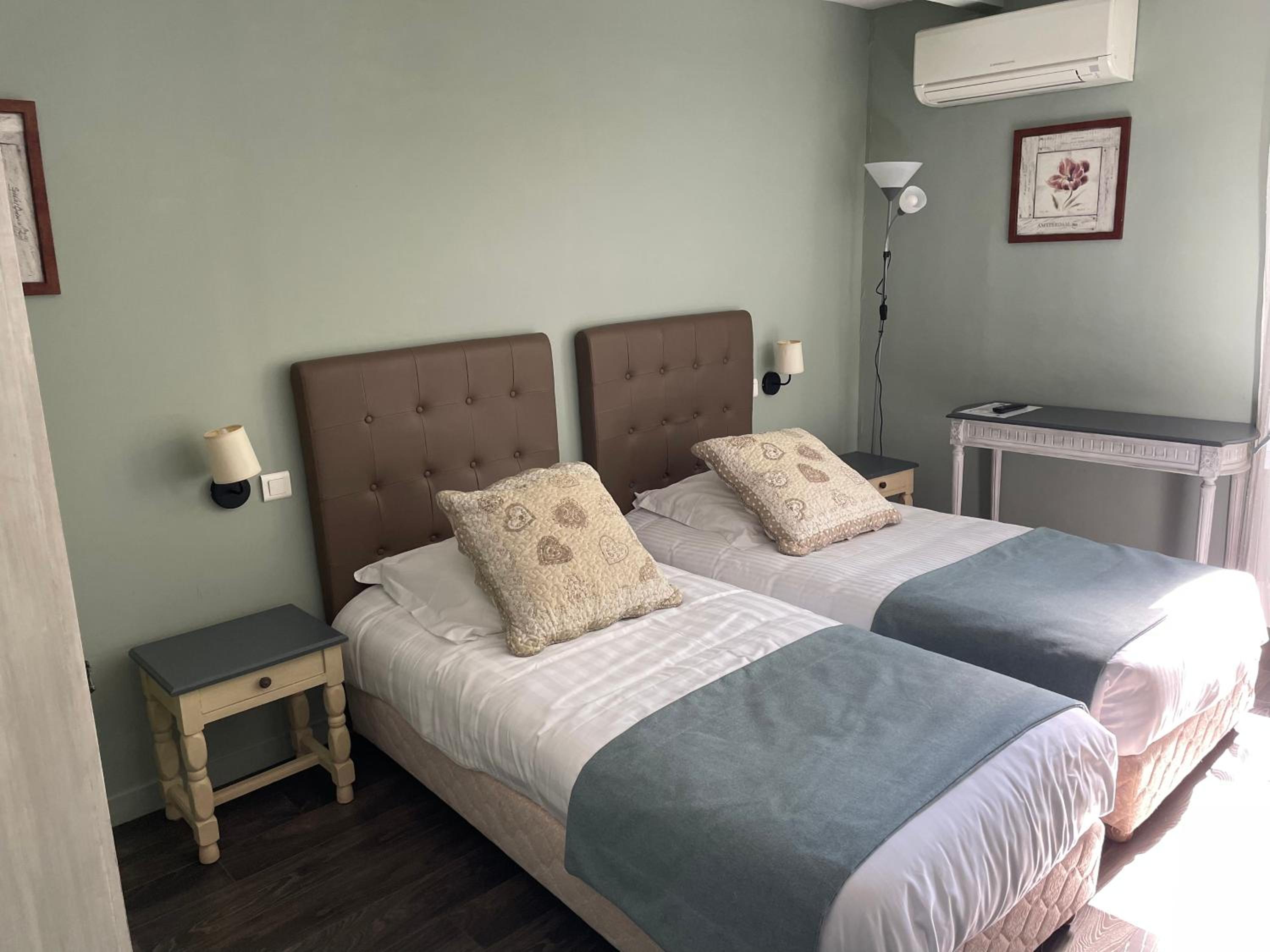 Small Double or Twin Room photo 2