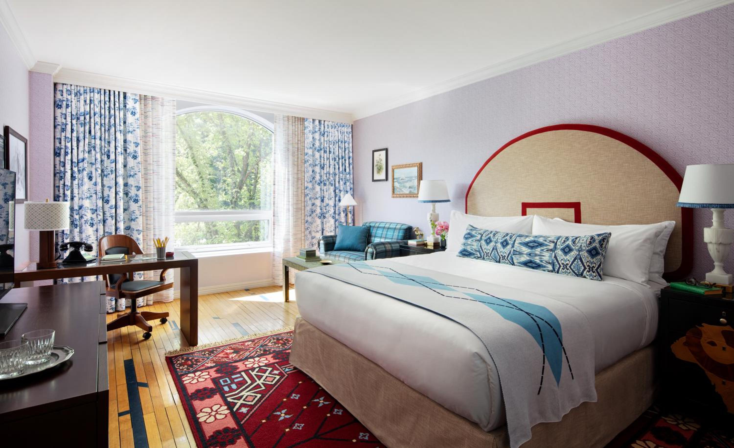 King Room with Roll-In Shower - Mobility Access at Graduate by Hilton Chapel Hill in Chapel Hill