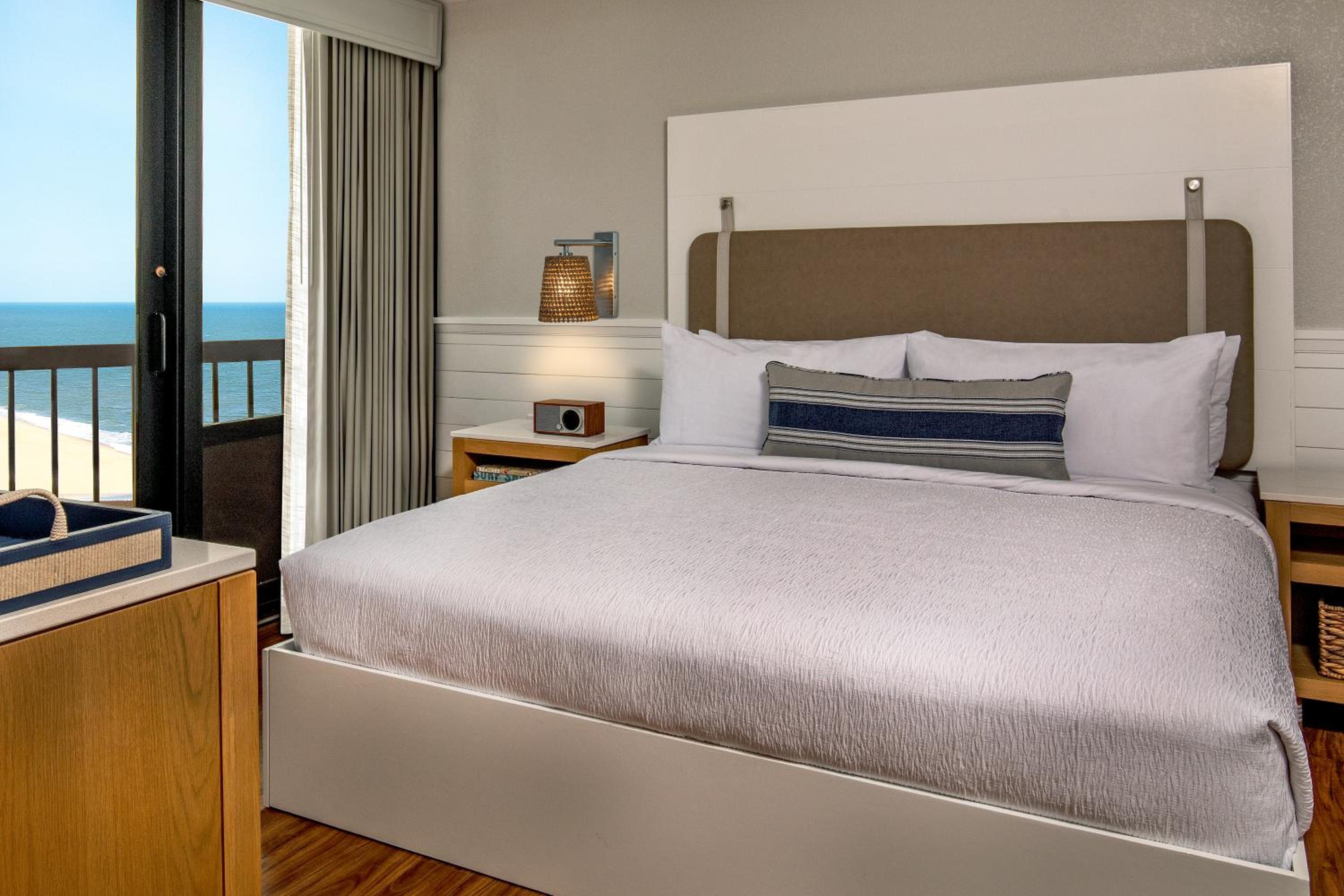 King Room with Sofa Bed - Oceanside - Photo 14