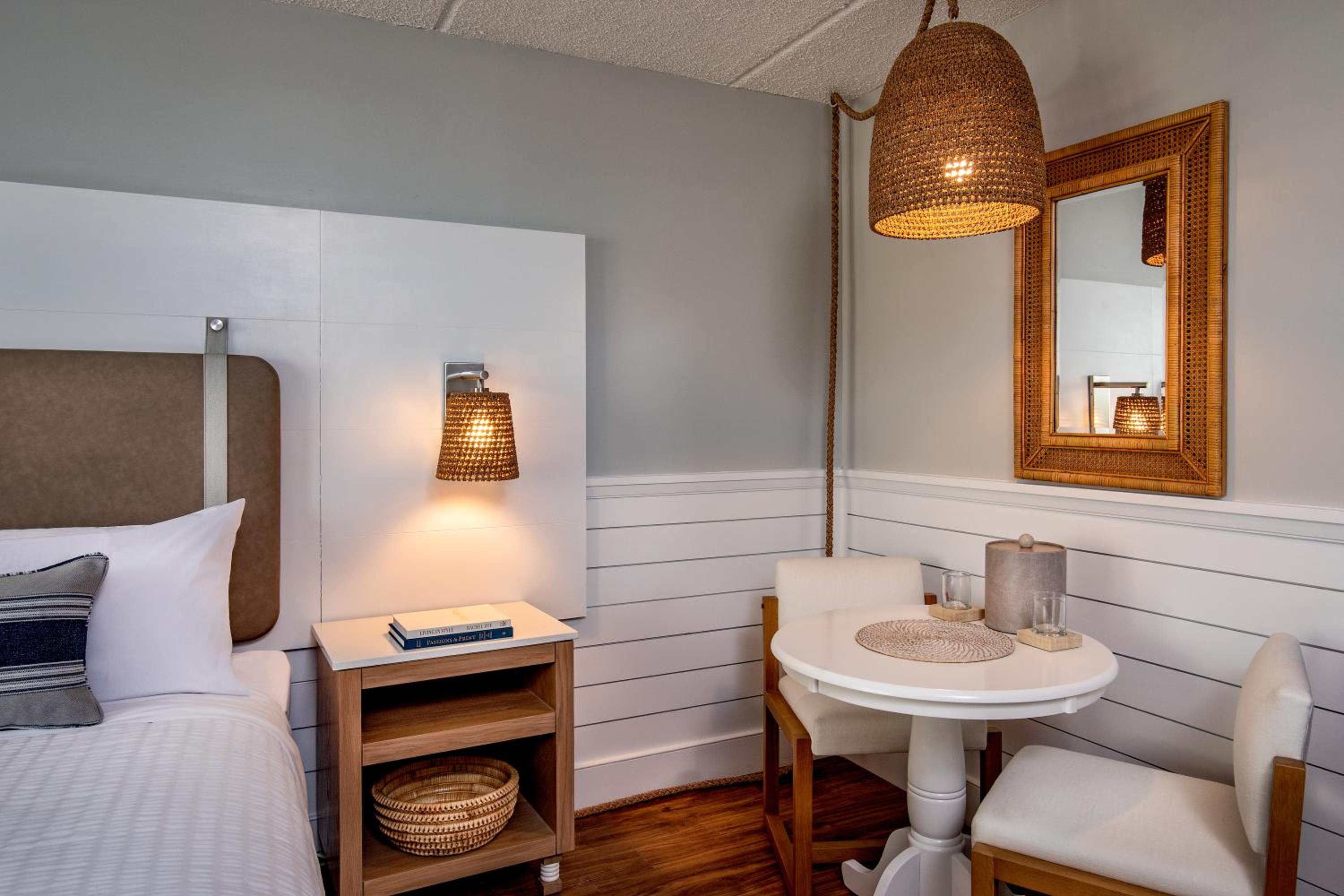 Queen Room with Two Queen Beds and Ocean View - Oceanside - Photo 11