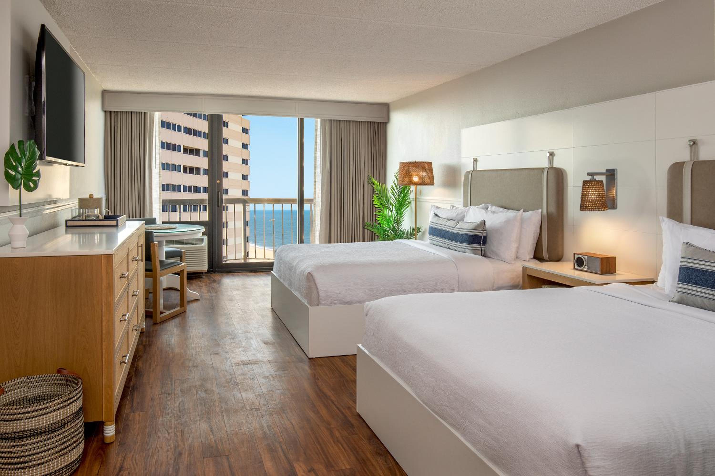 Queen Room with Two Queen Beds and Ocean View - Oceanside - Photo 9
