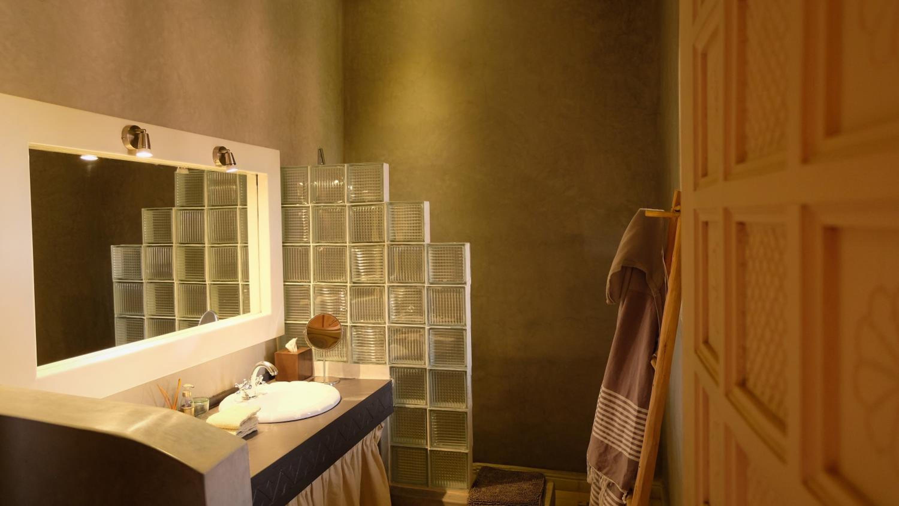 Double Room with Private Bathroom - Photo 4