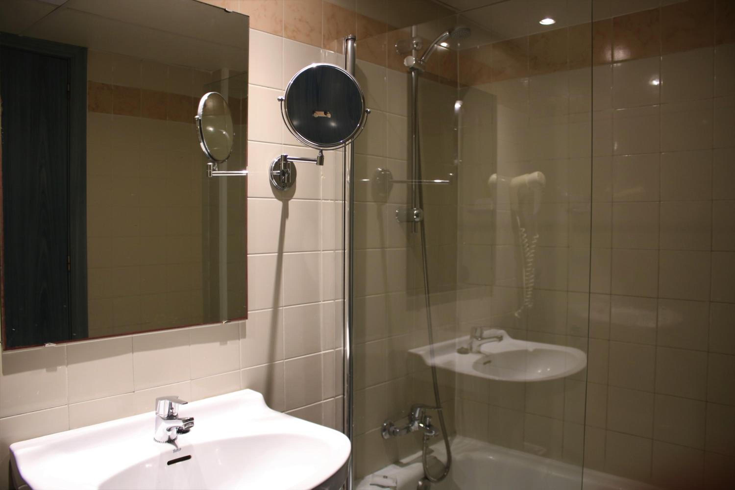 Twin Room - Photo 2