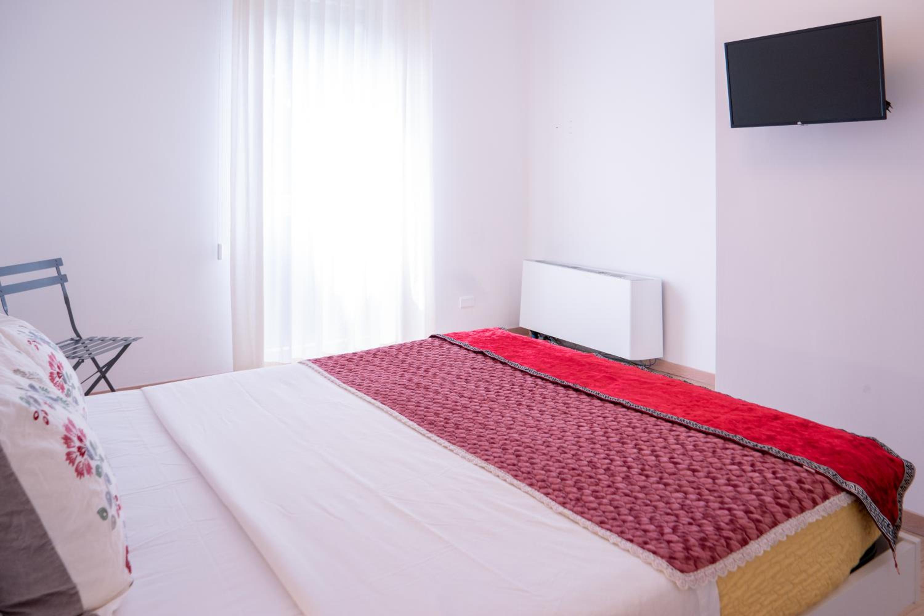 Deluxe Double Room - Photo 11