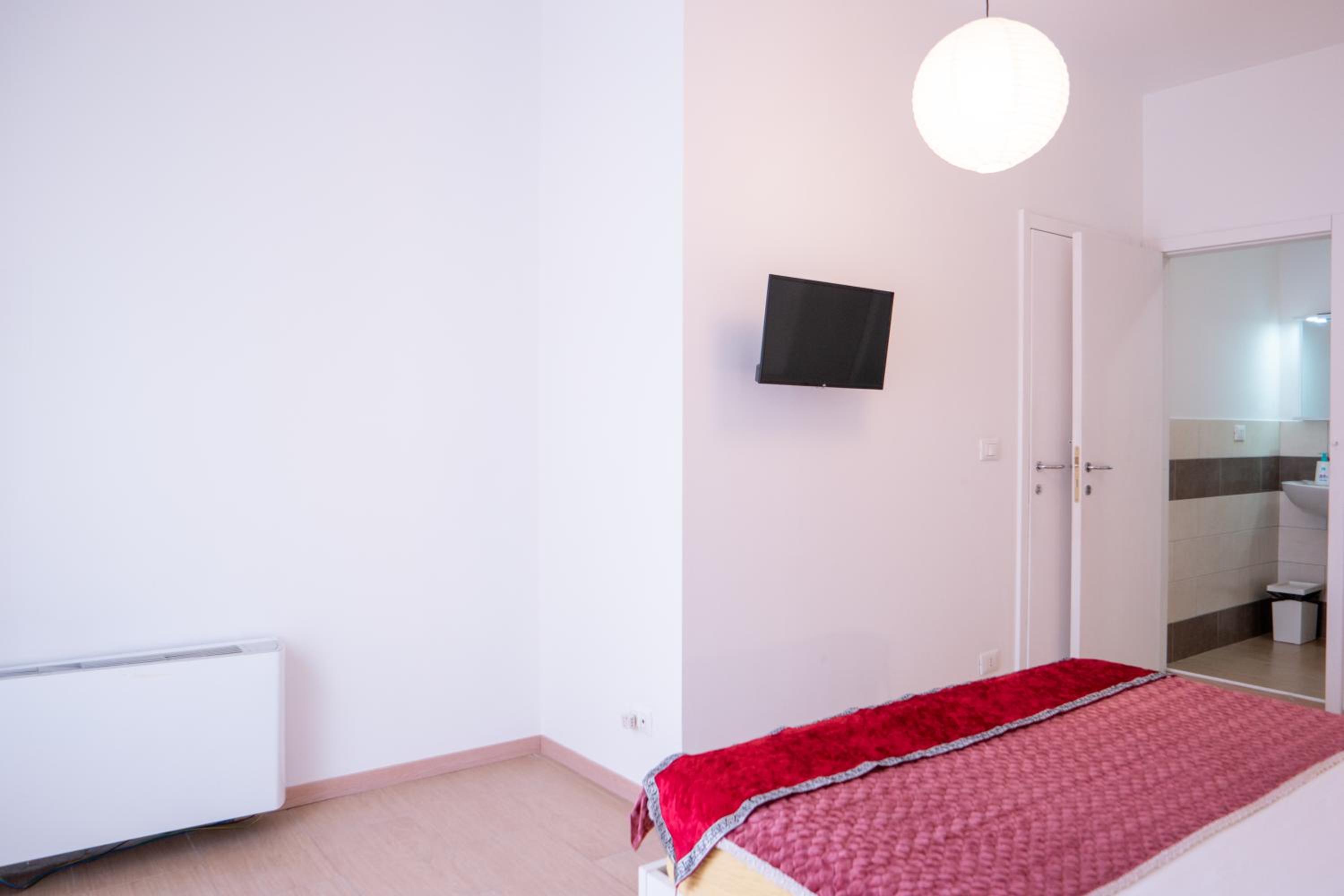 Deluxe Double Room - Photo 13