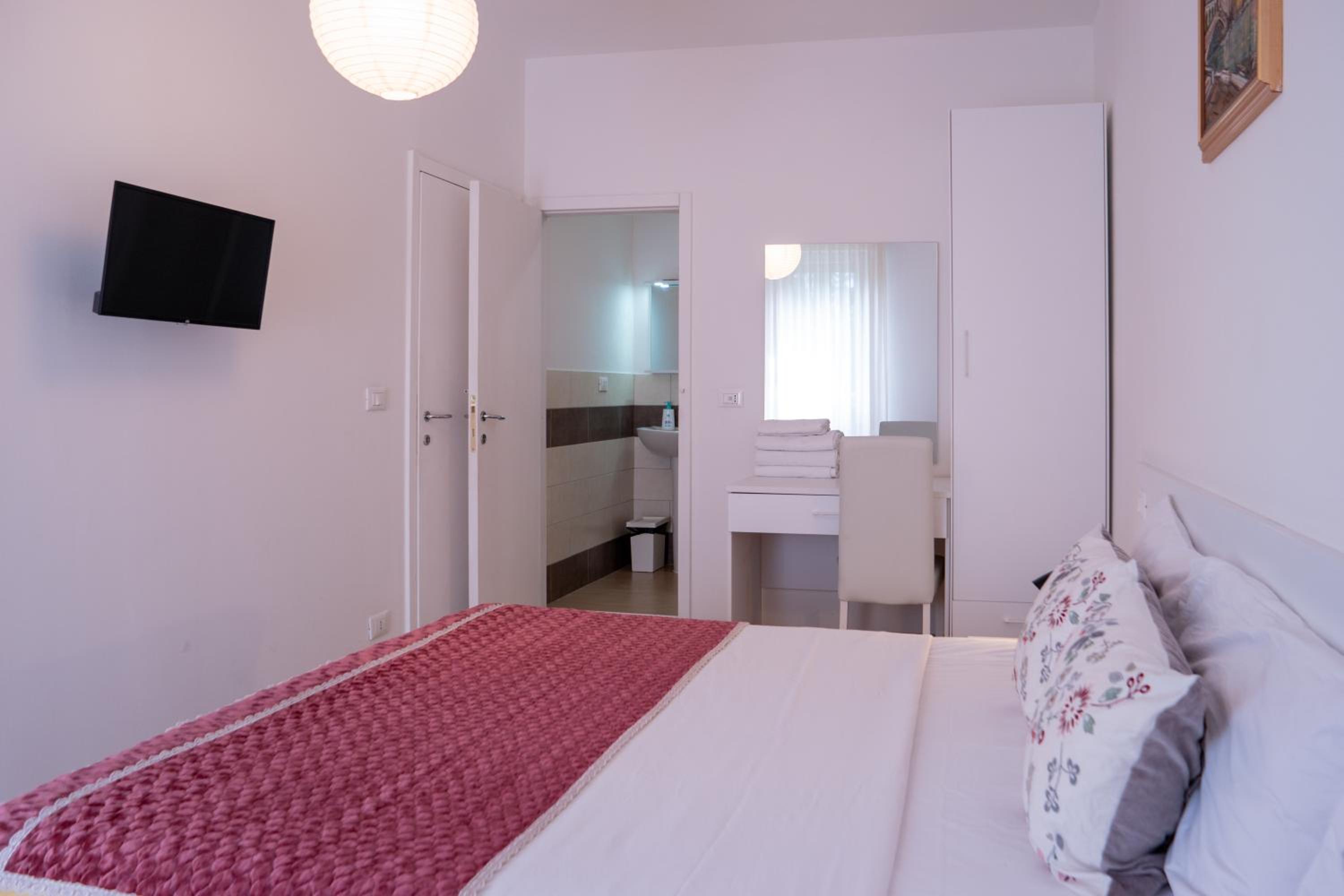 Deluxe Double Room - Photo 8