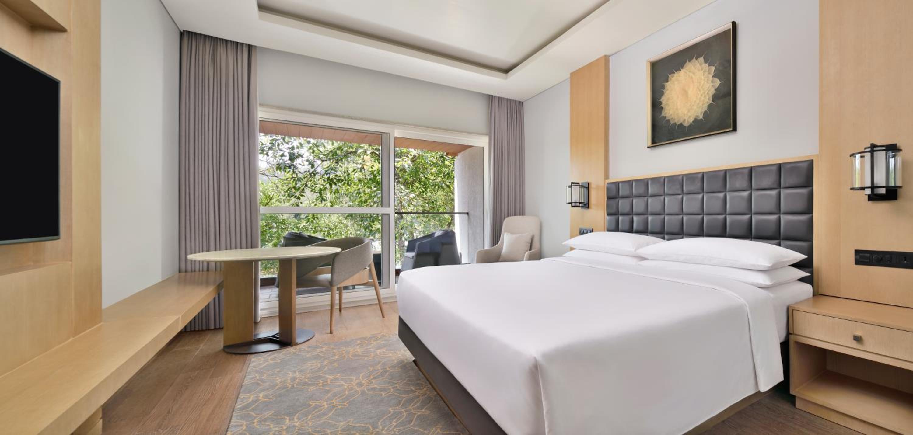 Deluxe King Room with Balcony and Garden View photo 1
