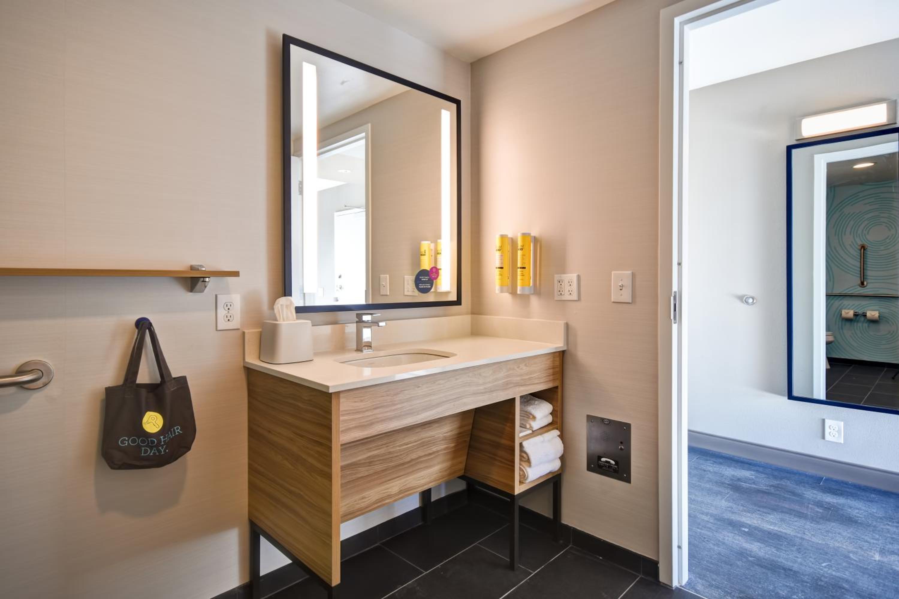 Queen Room with Two Queen Beds and Roll-In Shower - Mobility Access/Non-Smoking - Photo 4