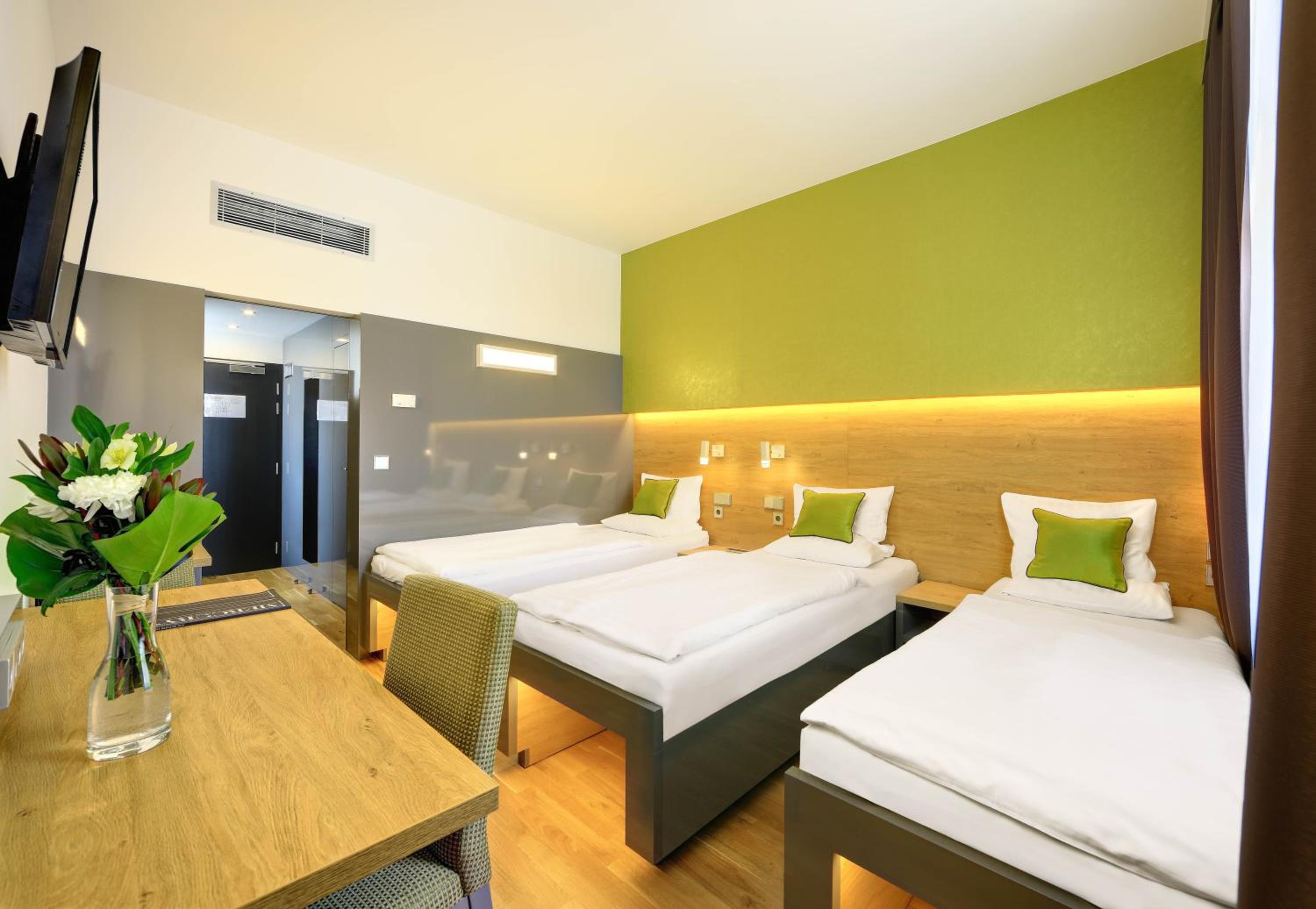 Deluxe Triple Room thumbnail 5