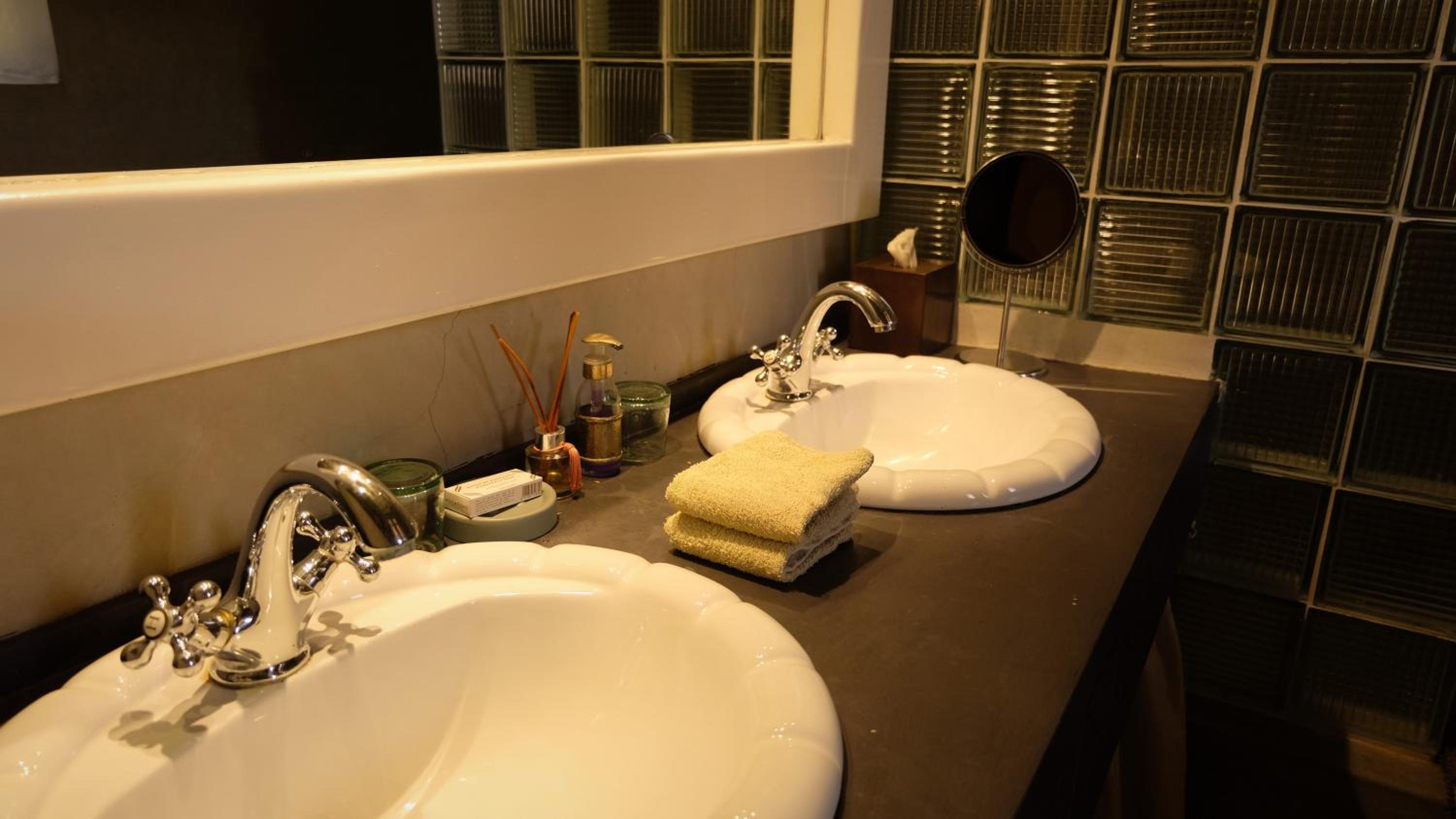 Double Room with Private Bathroom - Photo 8