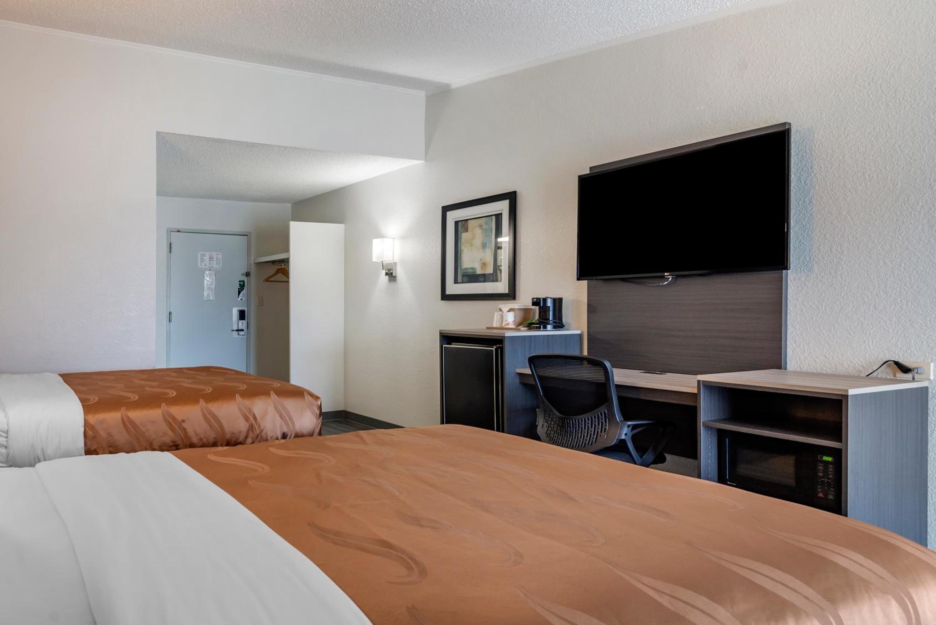 Double Room with Two Double Beds - Accessible/Non-Smoking - Photo 3