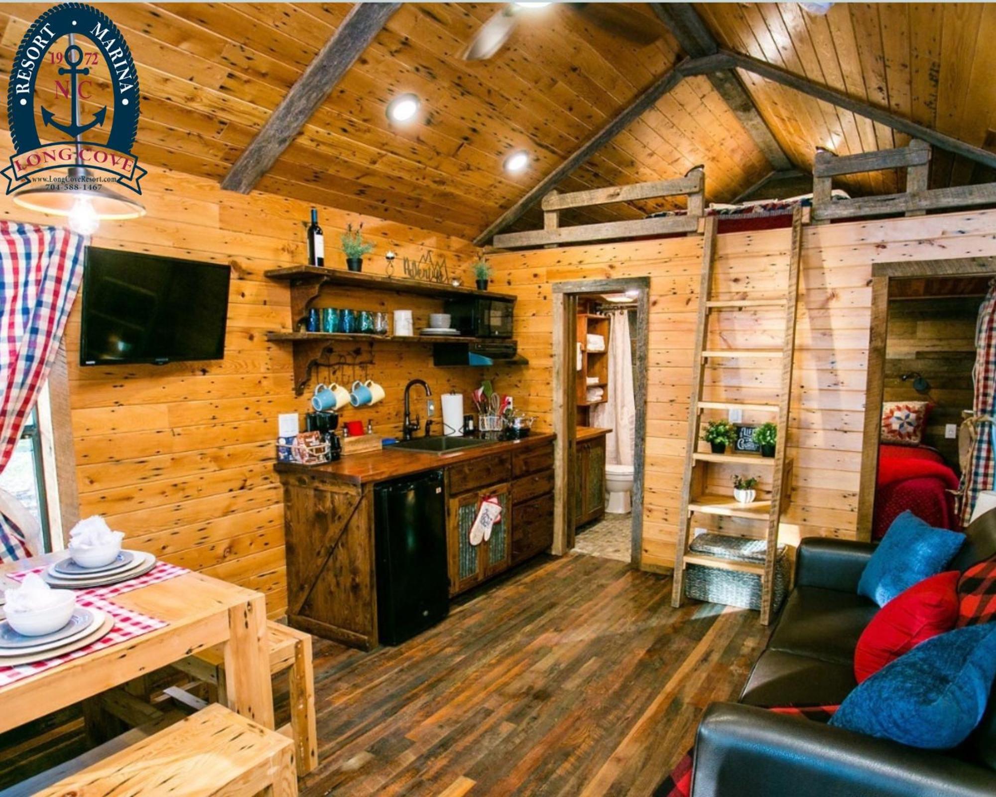 Deluxe Queen Suite