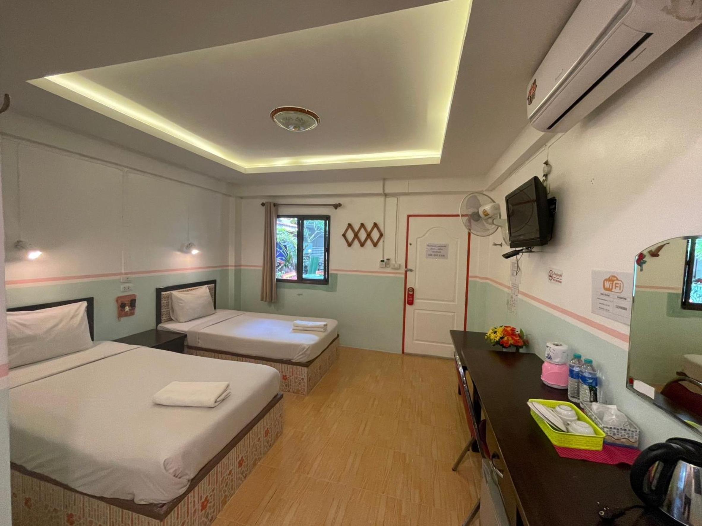 Standard Twin Room - Photo 8