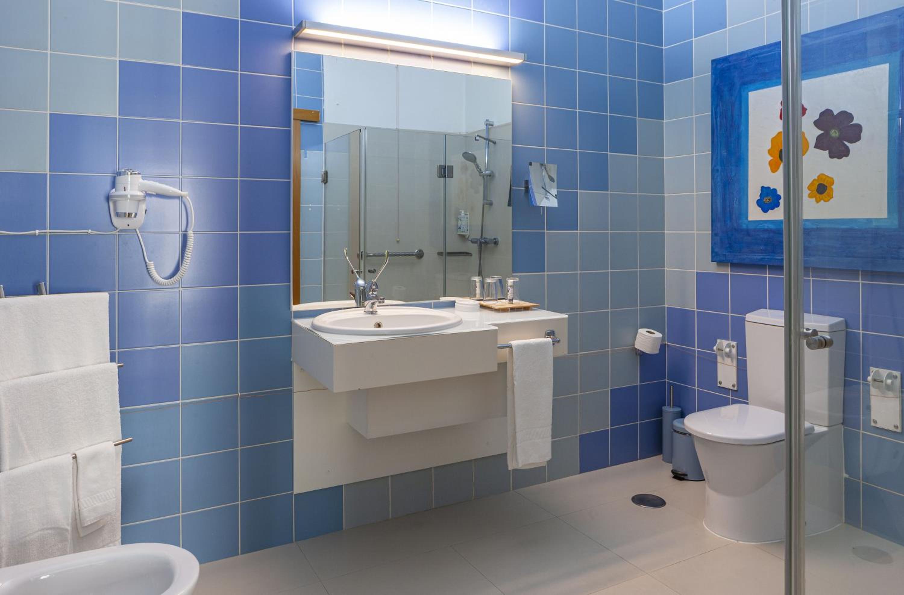 Standard Double or Twin Room - Photo 8