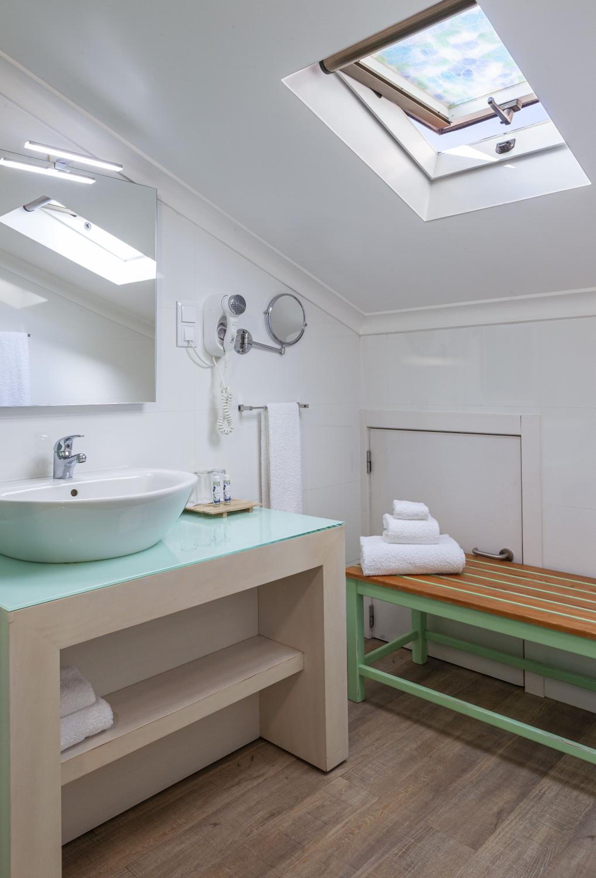 Triple Room with Balcony - Photo 8