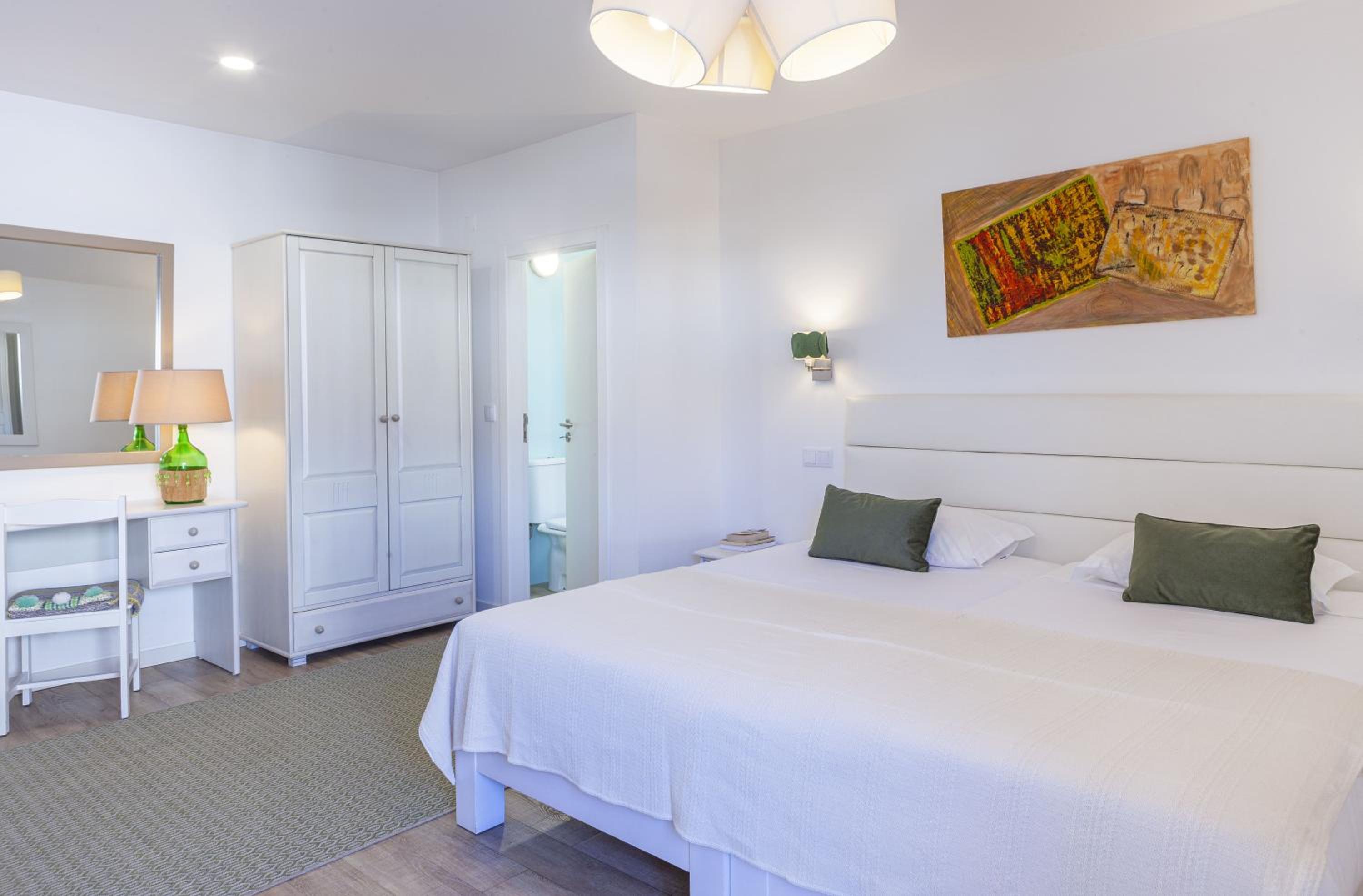 Triple Room with Balcony - Photo 7